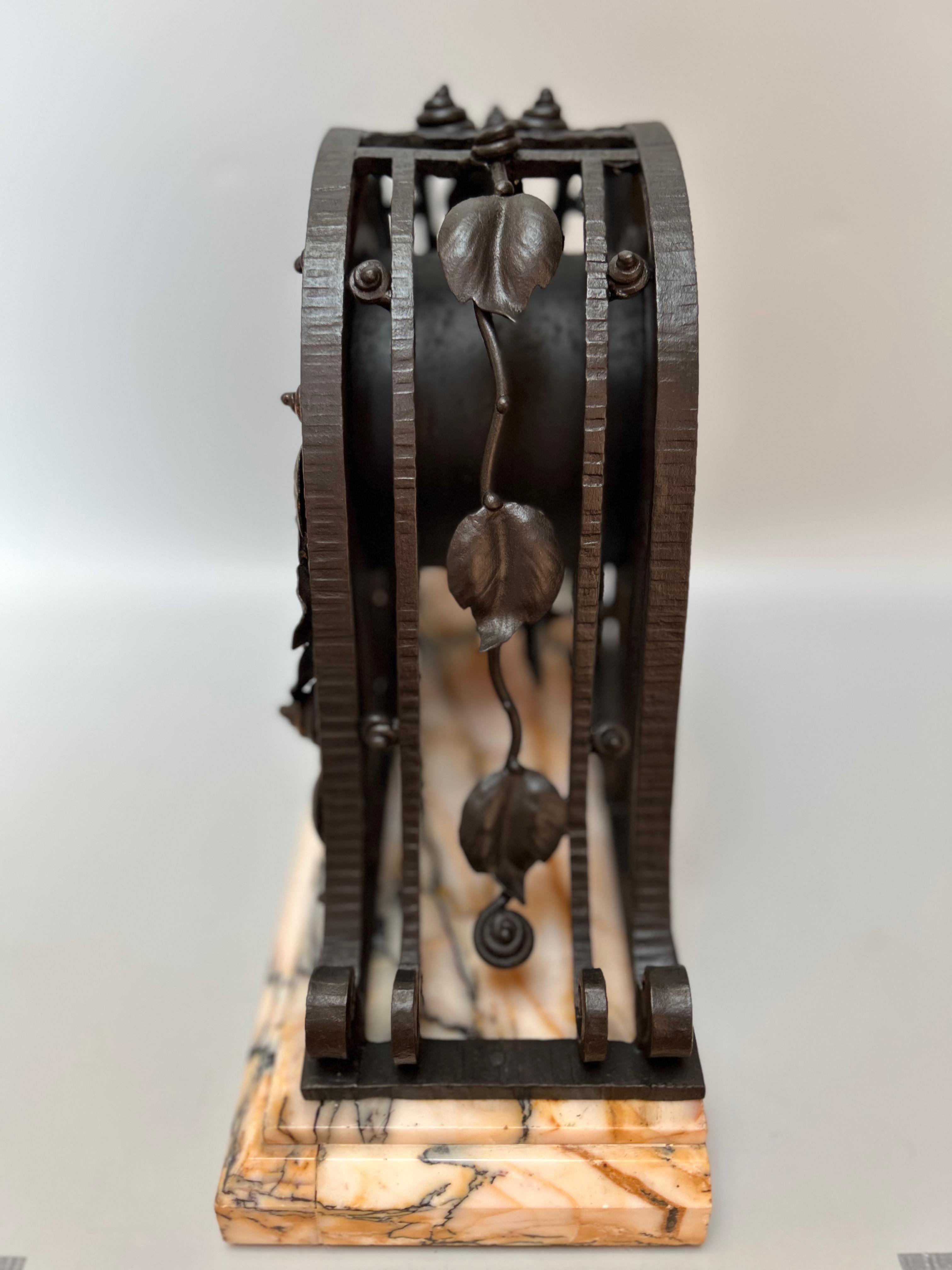 Horloge Art déco en fer forgé par FAG en vente 2