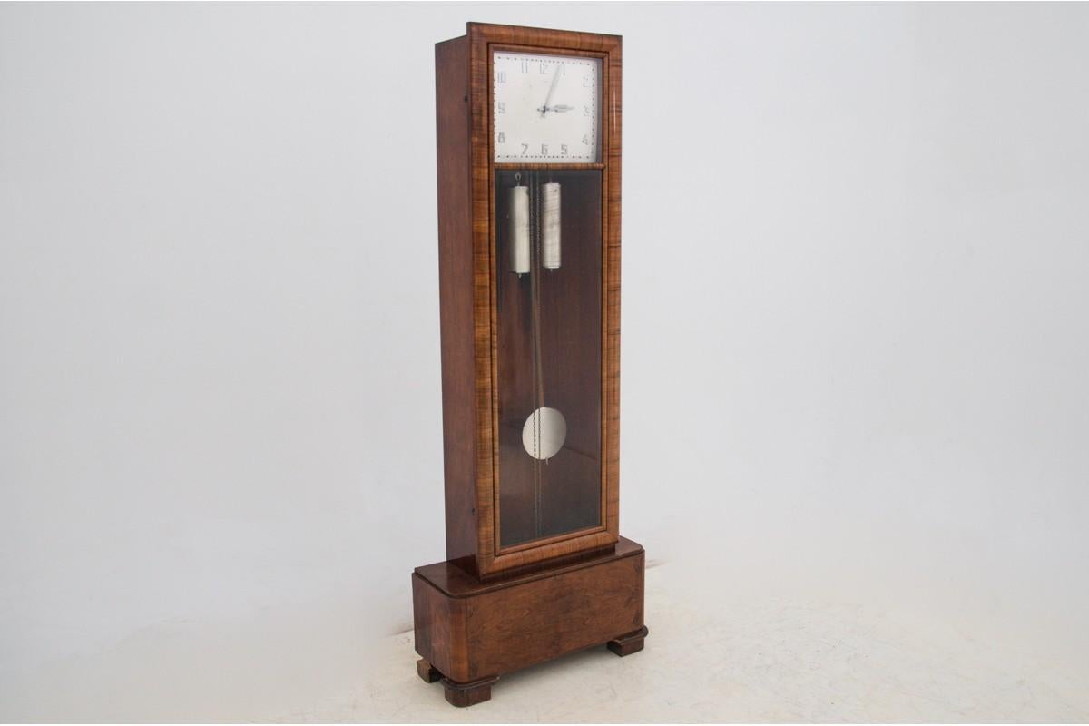 Art Deco clock, Kienzle, Germany, circa 1930.

Very good condition, the clock is running.

Wood: walnut

Dimensions: height: 193 cm, width: 74 cm, depth: 28 cm.