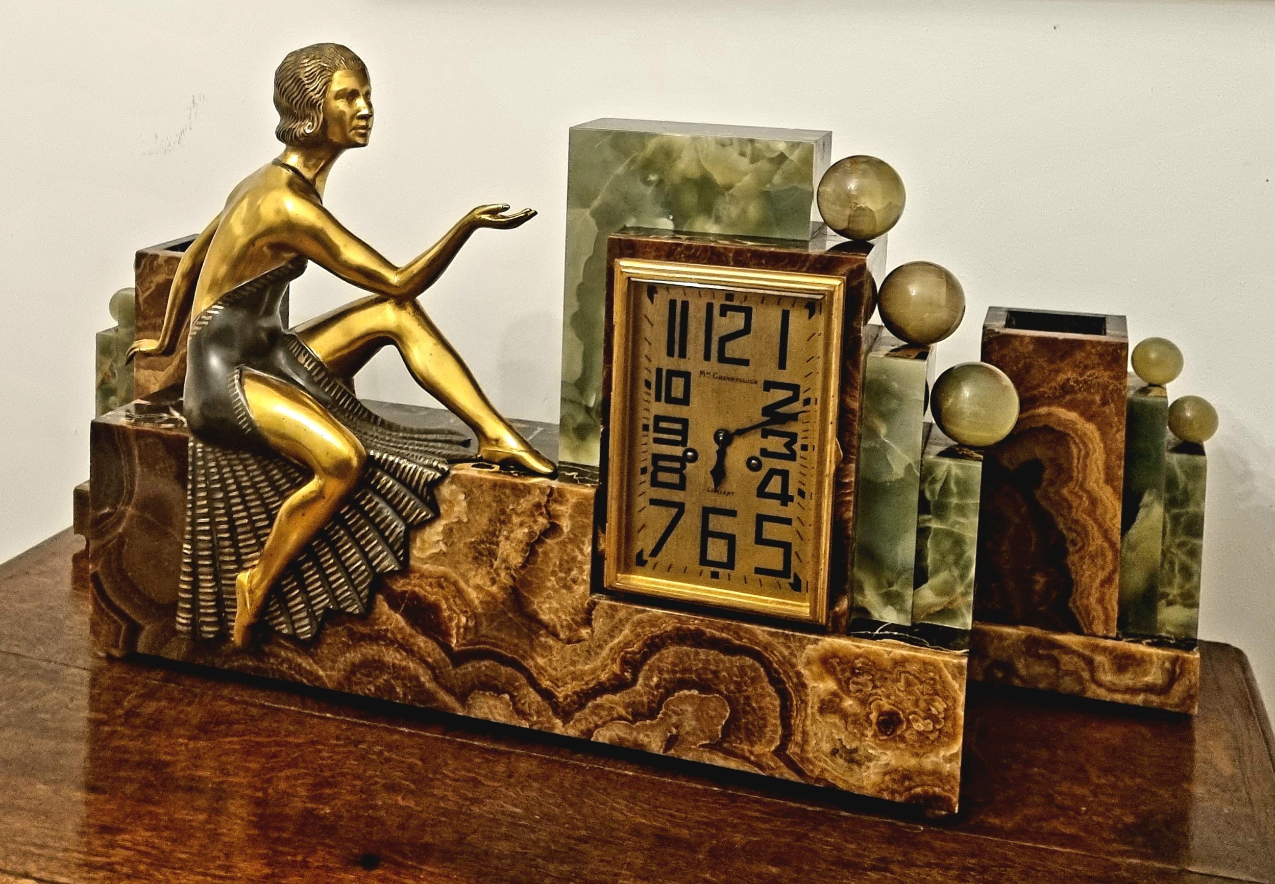 Art Deco Uhrenset im kubistischen Design mit Bronzeskulptur  (Gegossen)