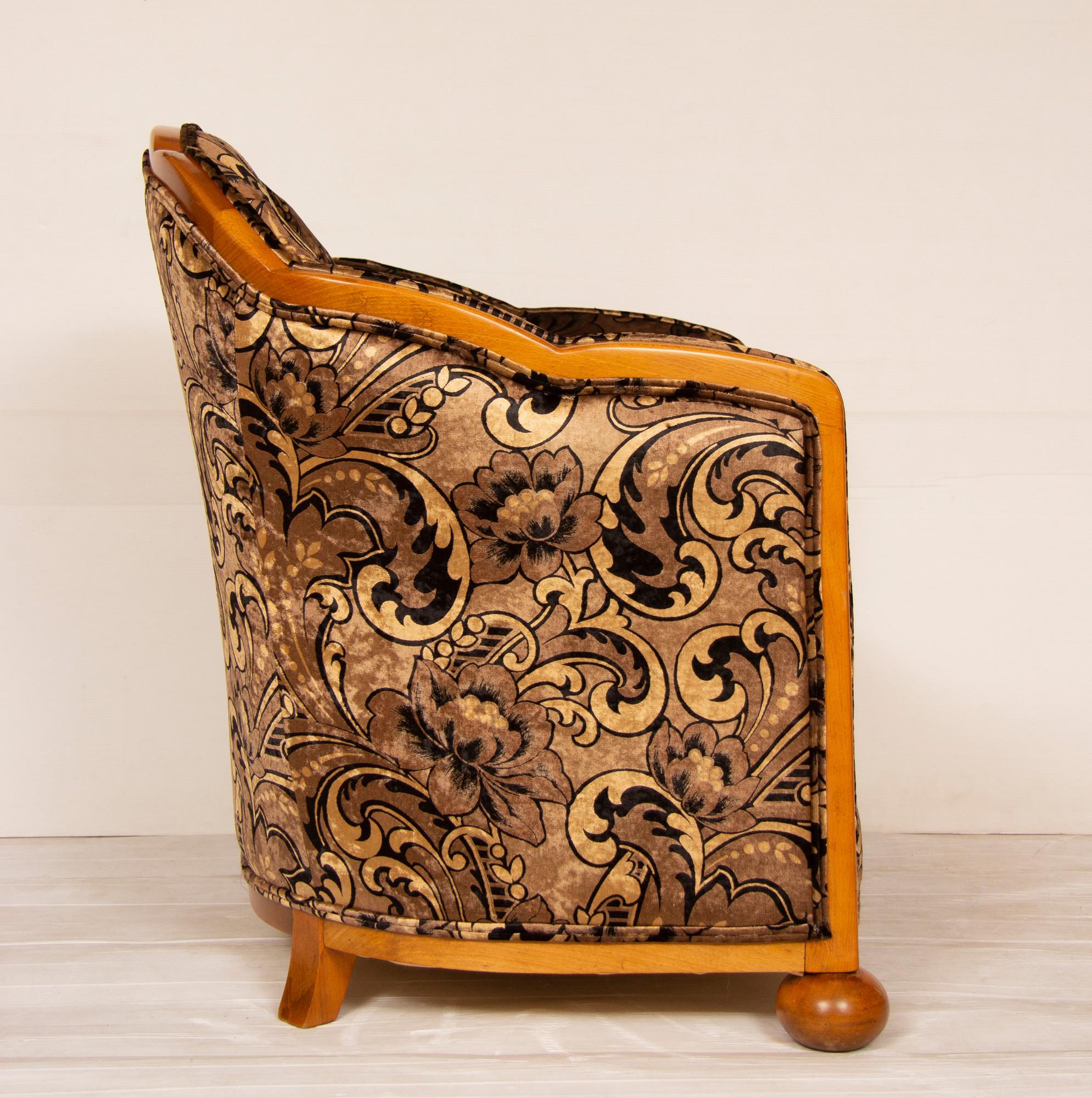 Art Deco cloud back armchair.
Beautiful Art Deco walnut framed armchair with bun feet.
Newly upholstered in a stunning Art Deco Sue et Mare fabric.
British, circa 1920.
Measures: H 83 cm, W 70 cm, D 67 cm.