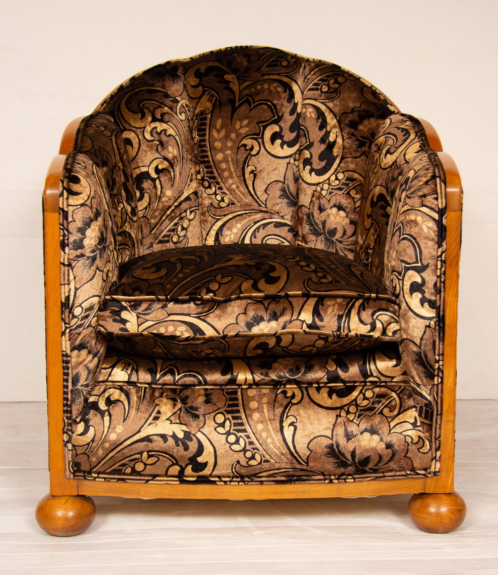 Art Deco Cloud Shape Armchair Newly Upholstered in a Sue et Mare Fabric In Good Condition For Sale In London, GB