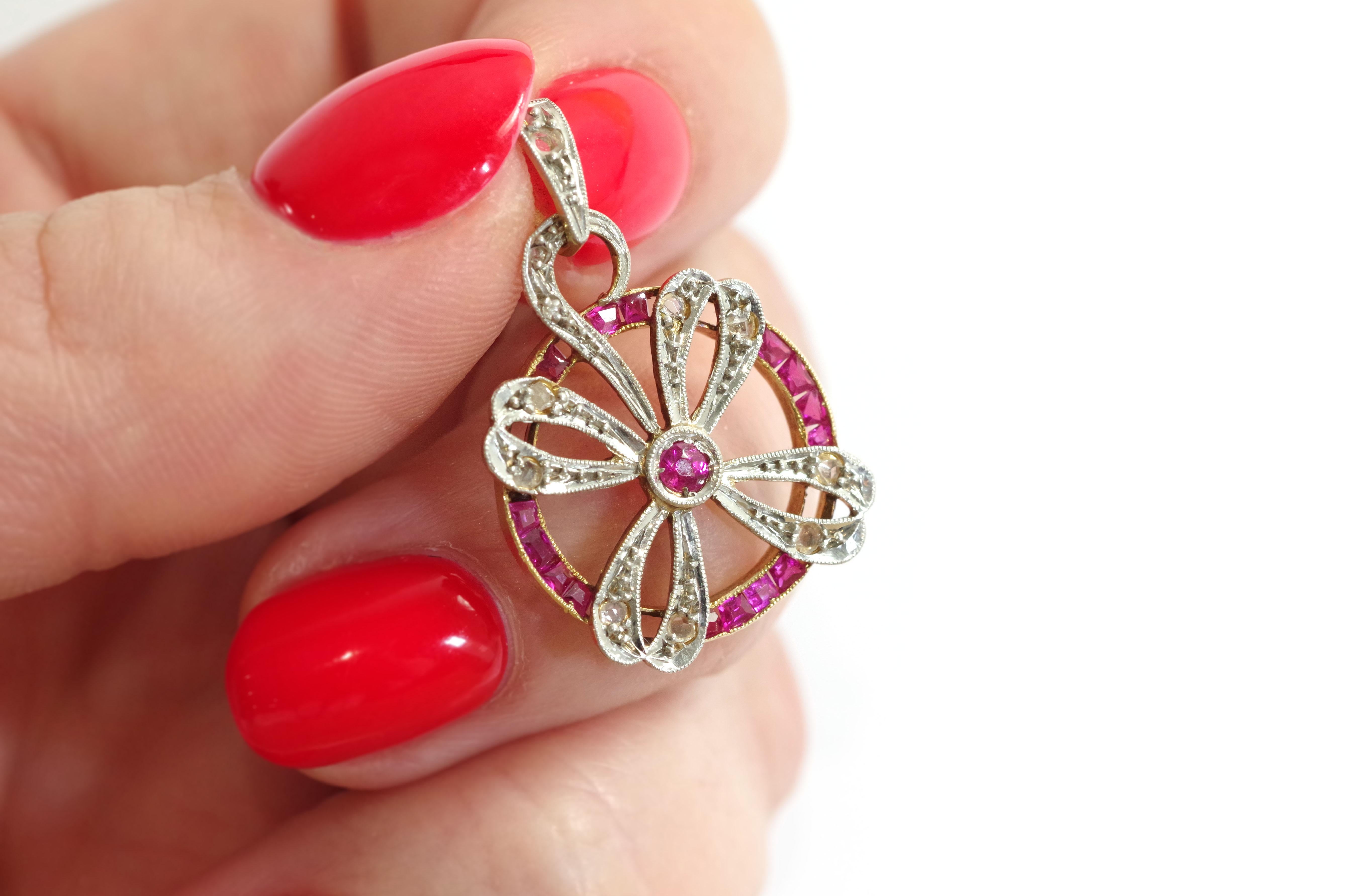 Art Deco clover ruby pendant in platinum and gold, lucky clover In Fair Condition For Sale In PARIS, FR
