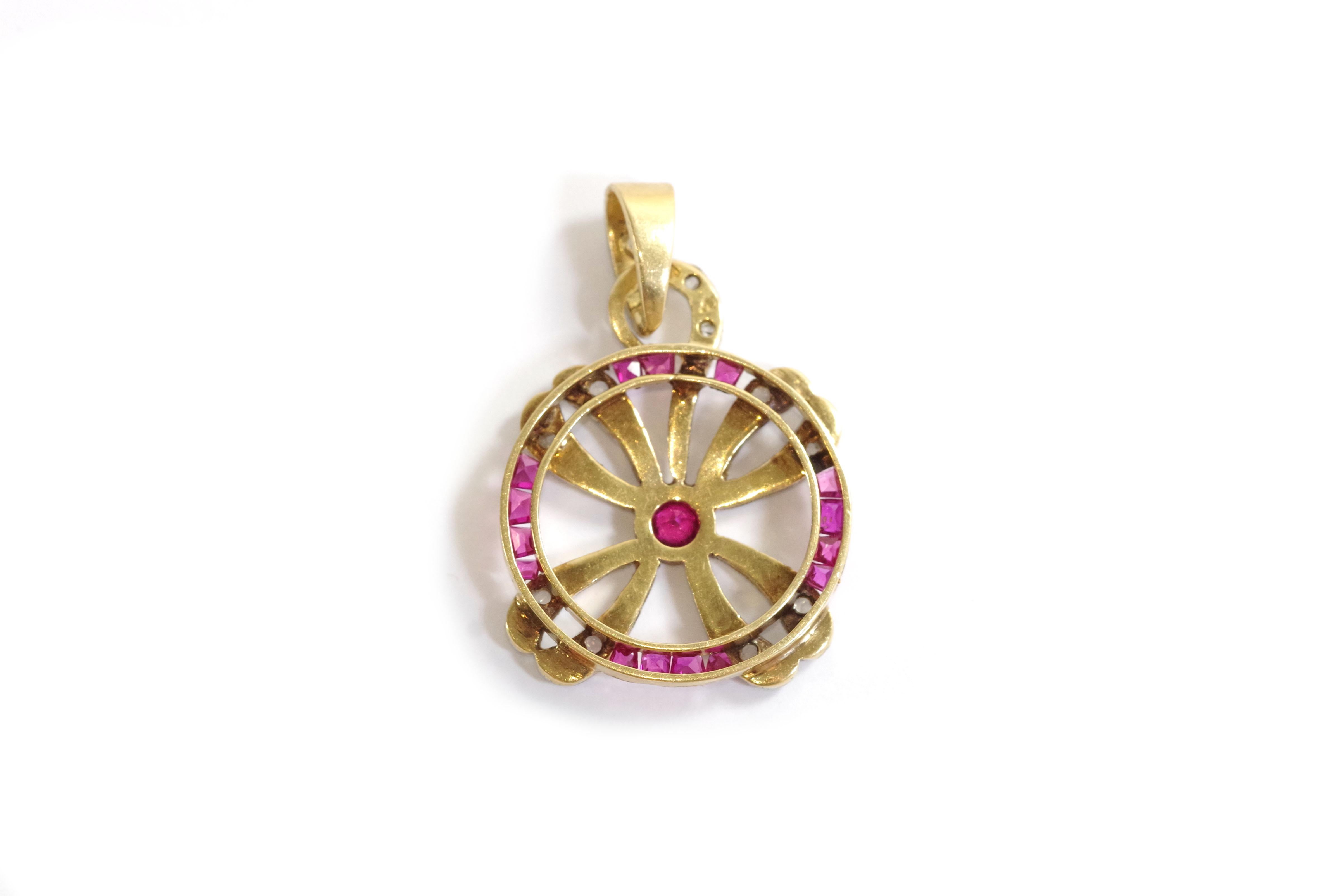 Women's or Men's Art Deco clover ruby pendant in platinum and gold, lucky clover For Sale