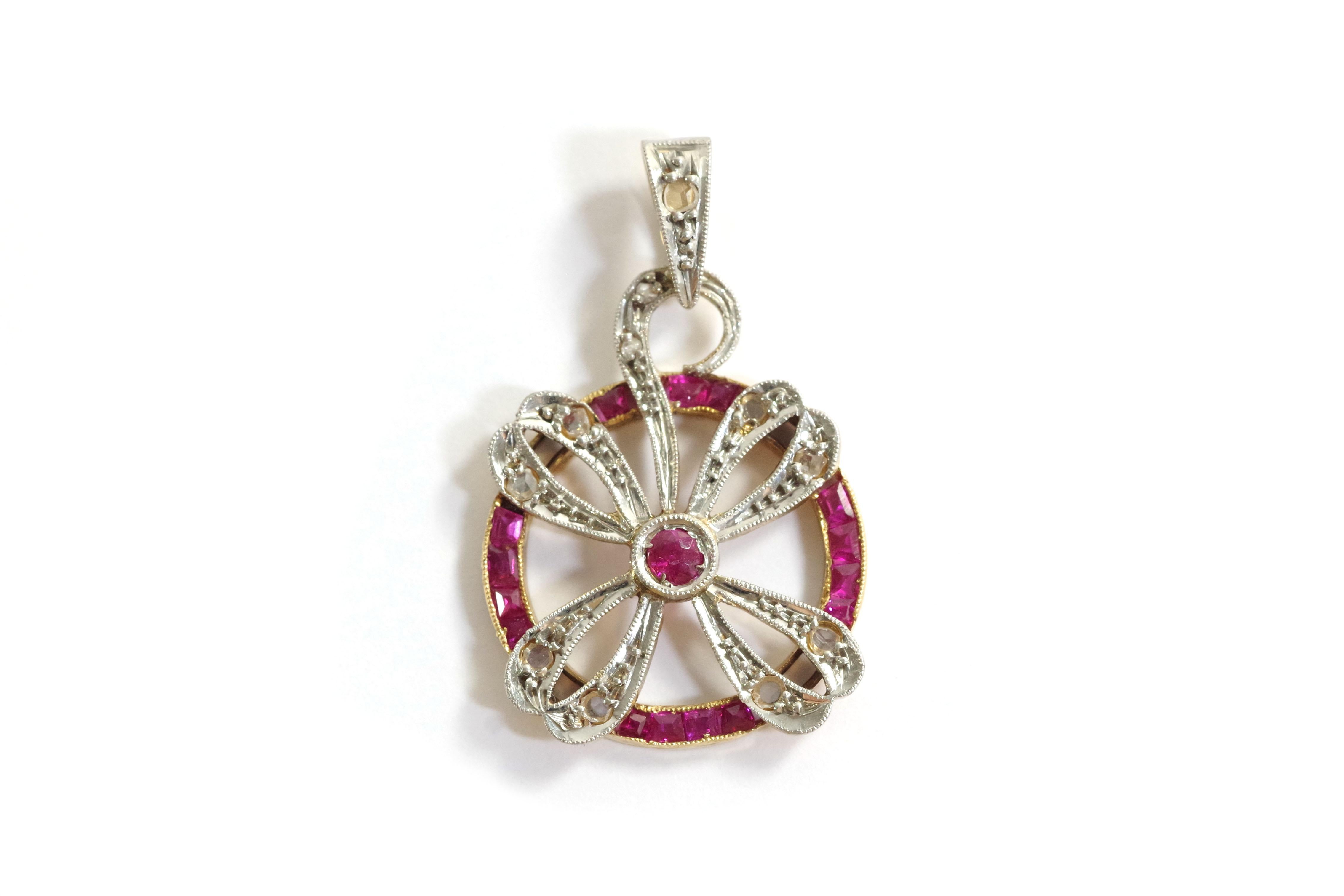 Art Deco clover ruby pendant in platinum and gold, lucky clover For Sale 1