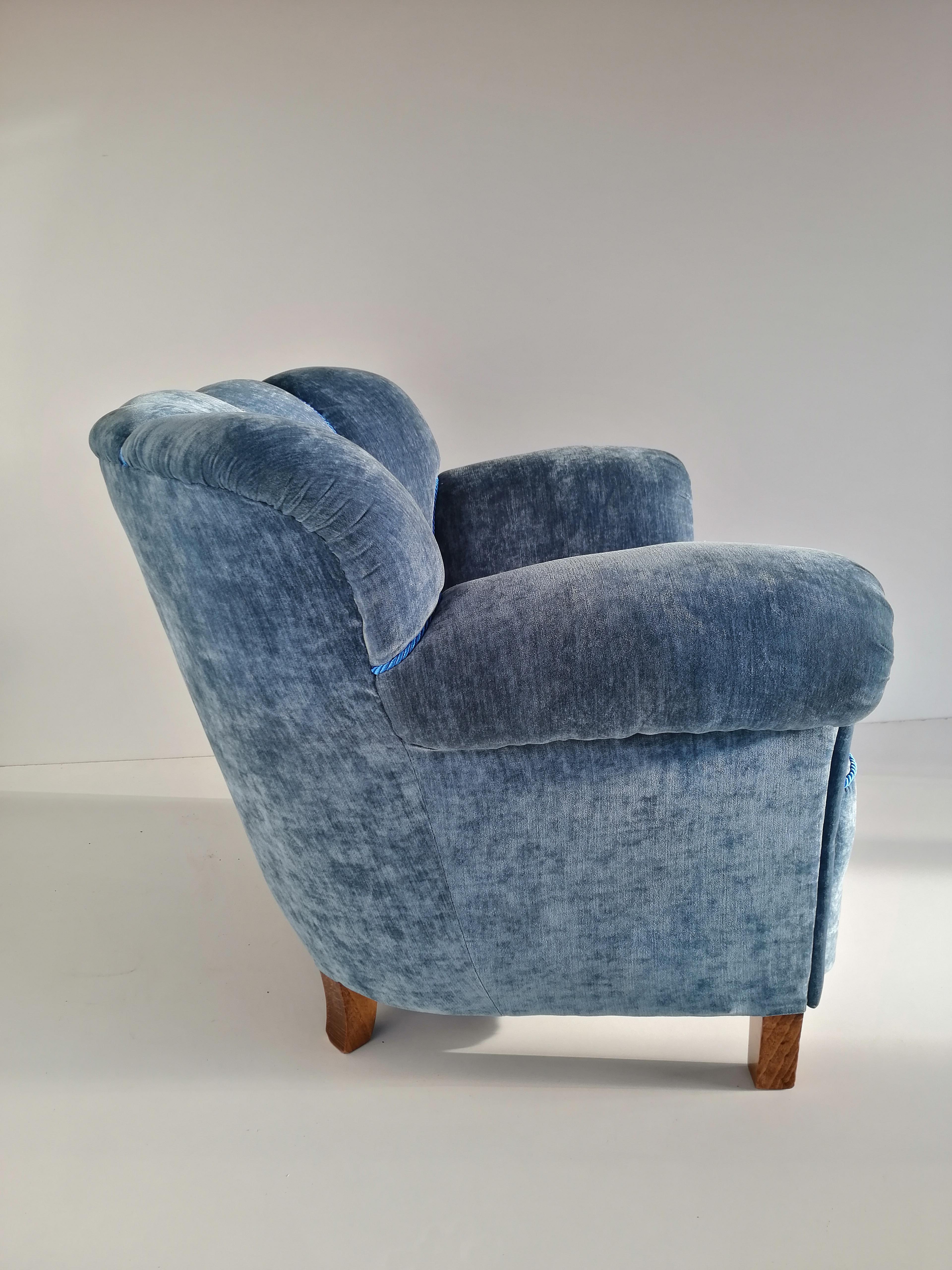 Art Deco club armchair from 1940 

Every piece of furniture that leaves our workshop from the beginning to the end is subjected to manual renovation, so as to restore its original condition from many years ago (It has been cleaned to bare veneer,