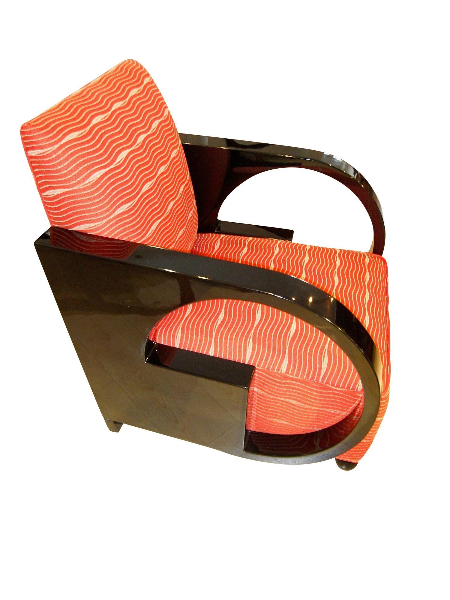 Art Deco Clubsessel, schwarzer Lack und roter Stoff, Frankreich um 1930 (Art déco) im Angebot