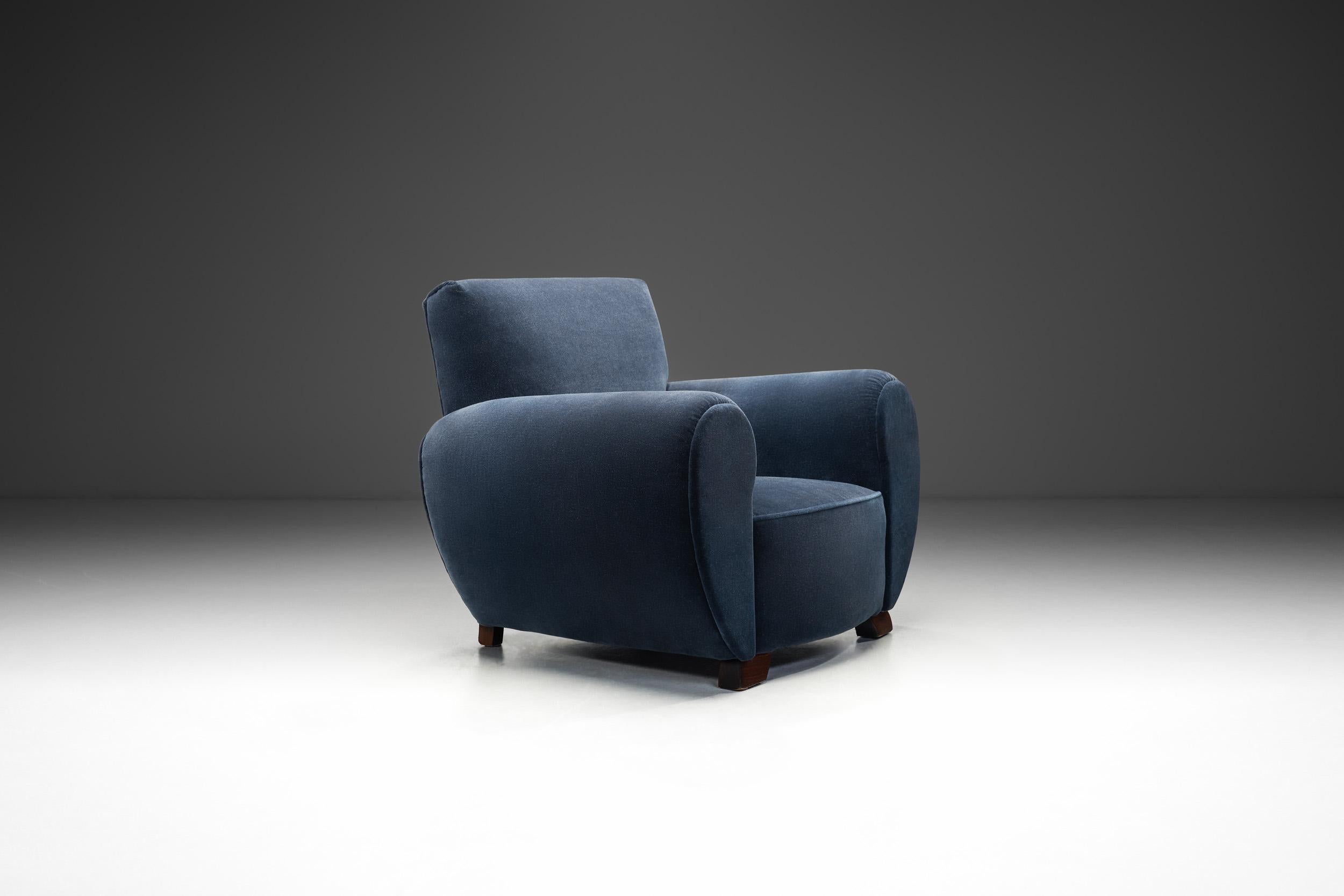 Art Deco Club Chair in Dark Blue Mohair, Europe 1930s In Good Condition For Sale In Utrecht, NL