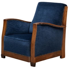 Art Deco Clubsessel aus Nussbaum und blauem Samt