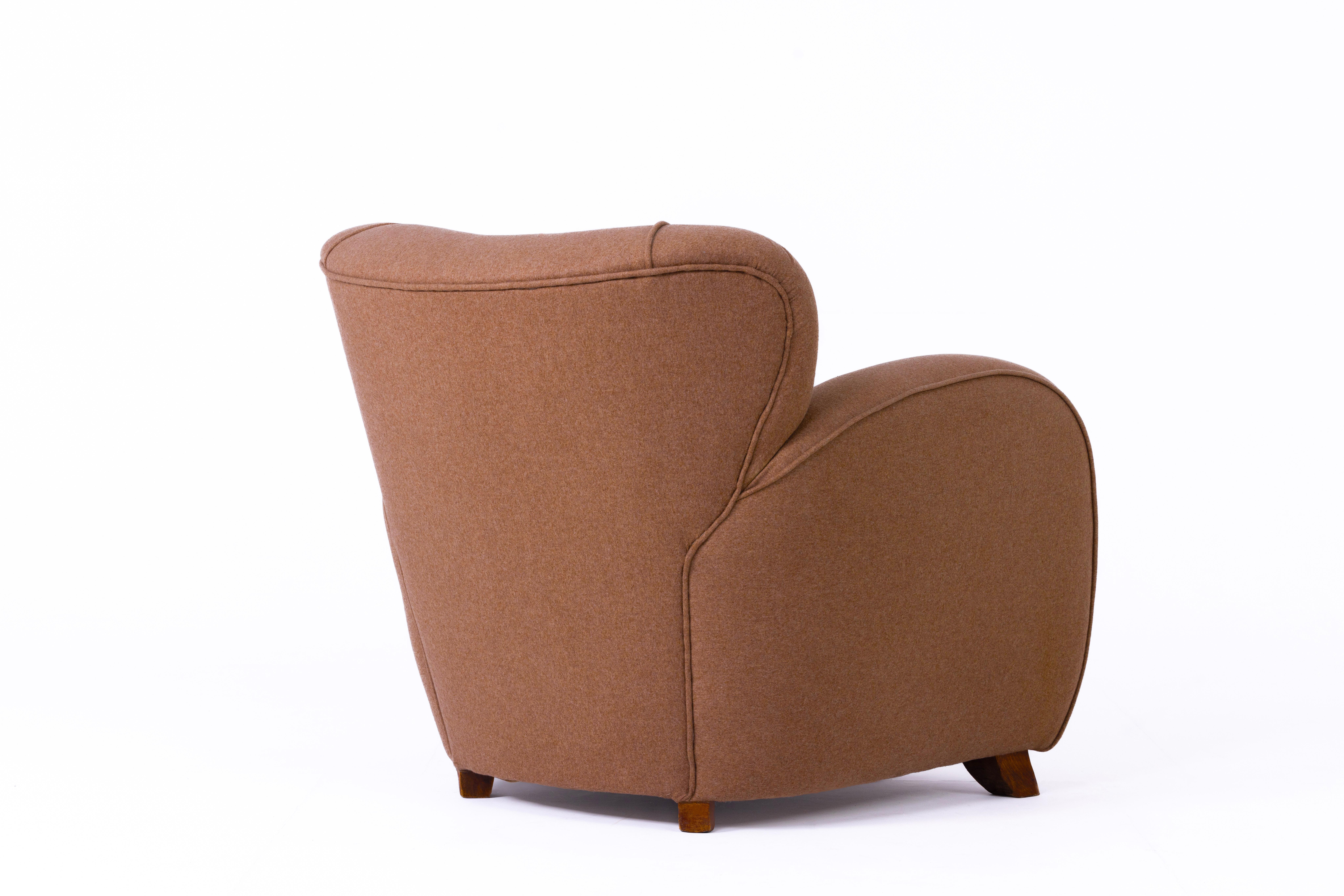 Szenografischer Art-Déco-Sessel, Schweden, 1920er Jahre, vollständig renoviert und mit brauner Hodsoll McKenzie-Wolle neu gepolstert. Beine aus Eiche