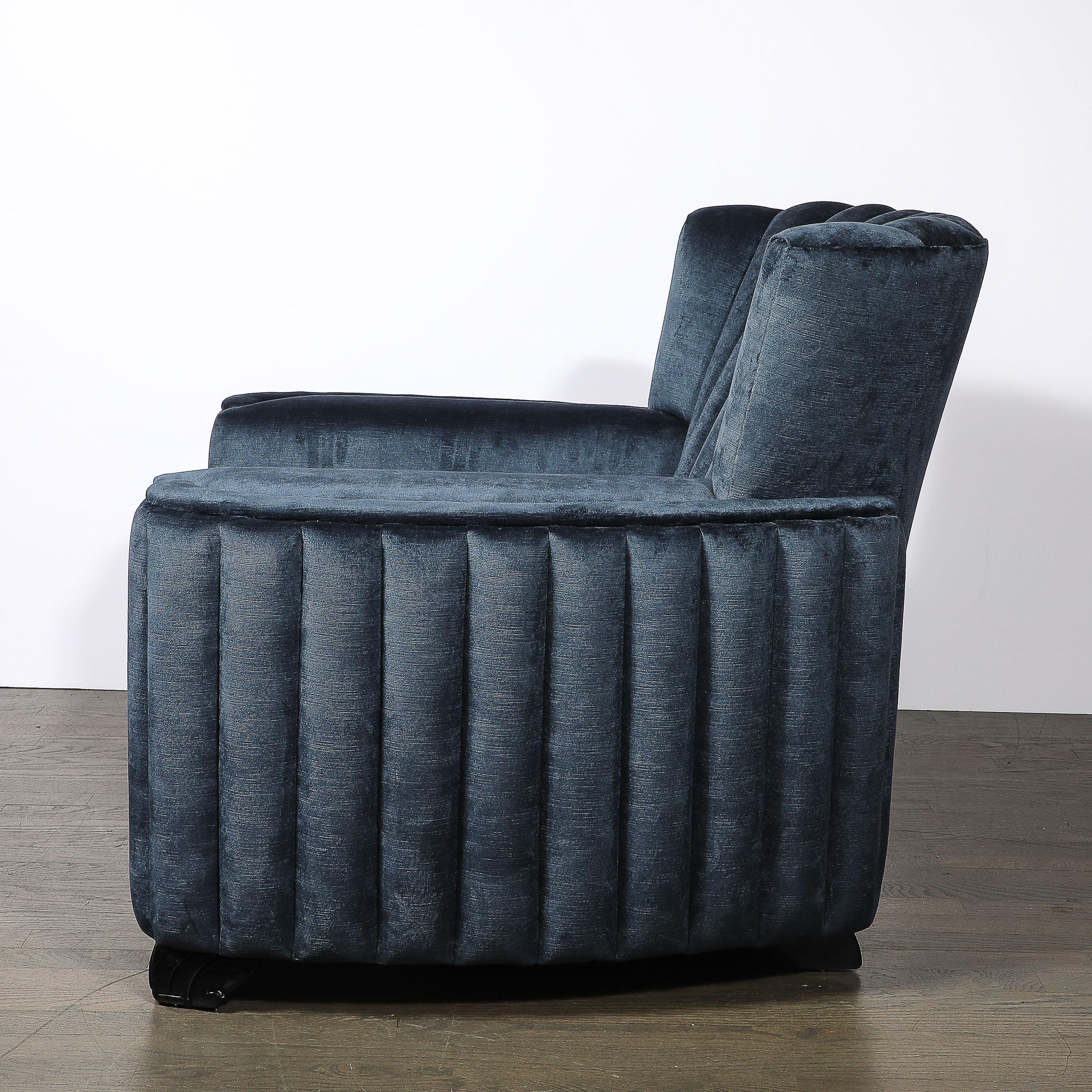 Sedia Club Art Deco con sostegni scultorei in ebano e velluto color zaffiro fumé In condizioni ottime in vendita a New York, NY