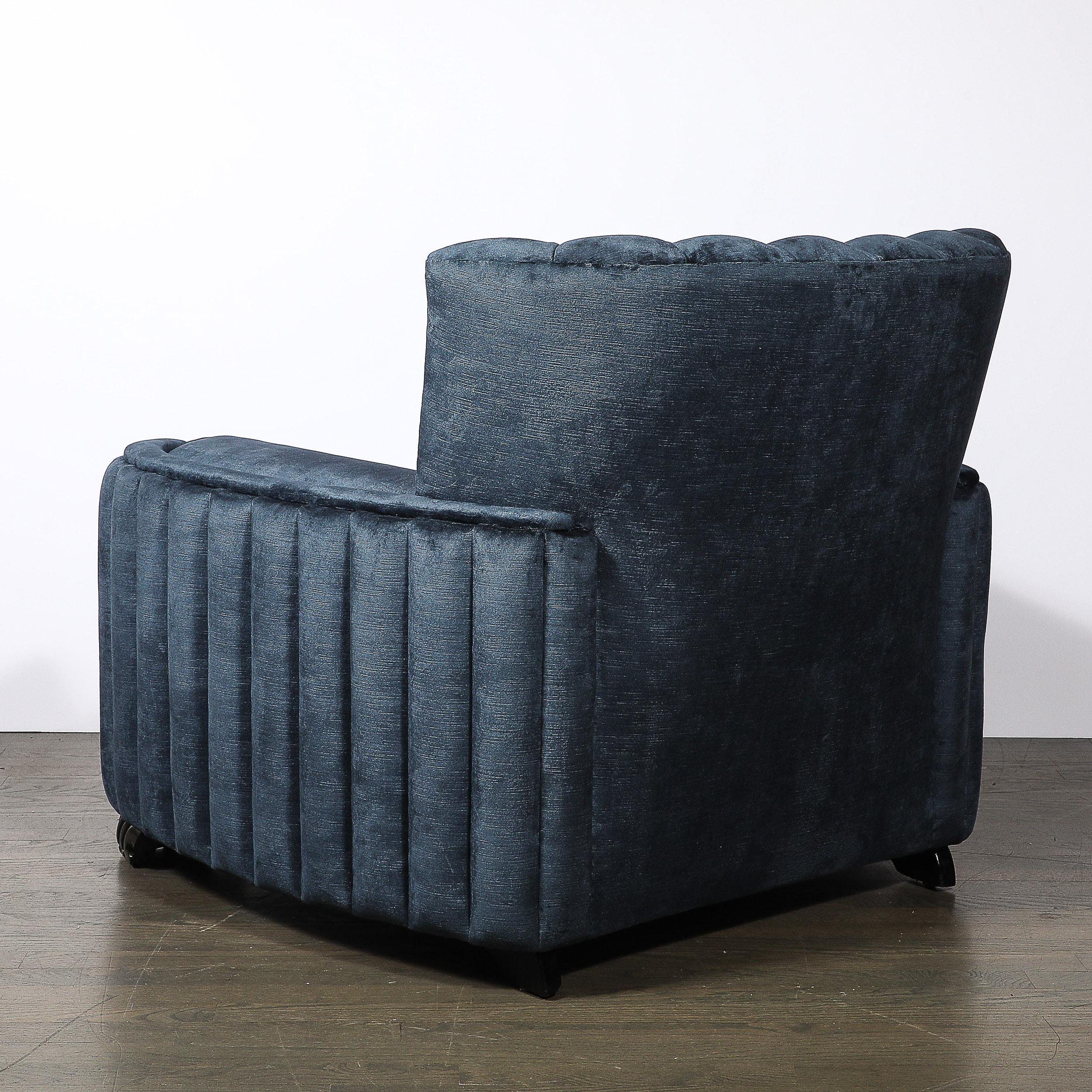 Metà XX secolo Sedia Club Art Deco con sostegni scultorei in ebano e velluto color zaffiro fumé in vendita