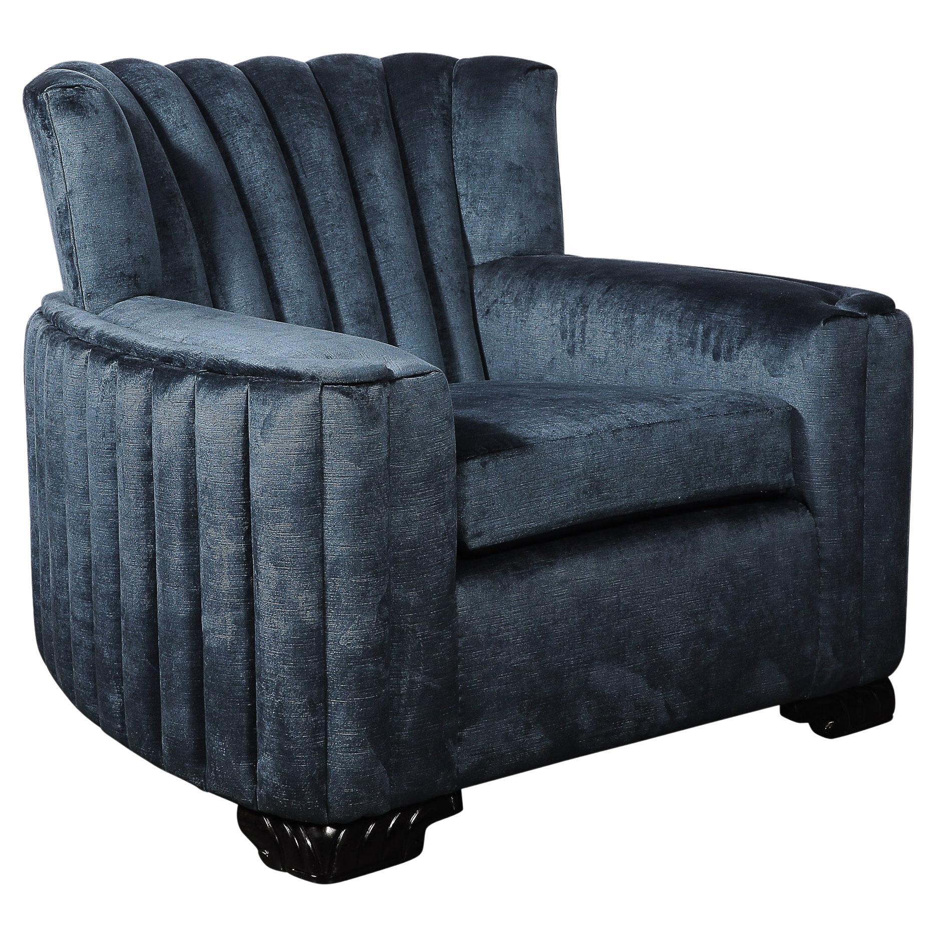 Sedia Club Art Deco con sostegni scultorei in ebano e velluto color zaffiro fumé in vendita