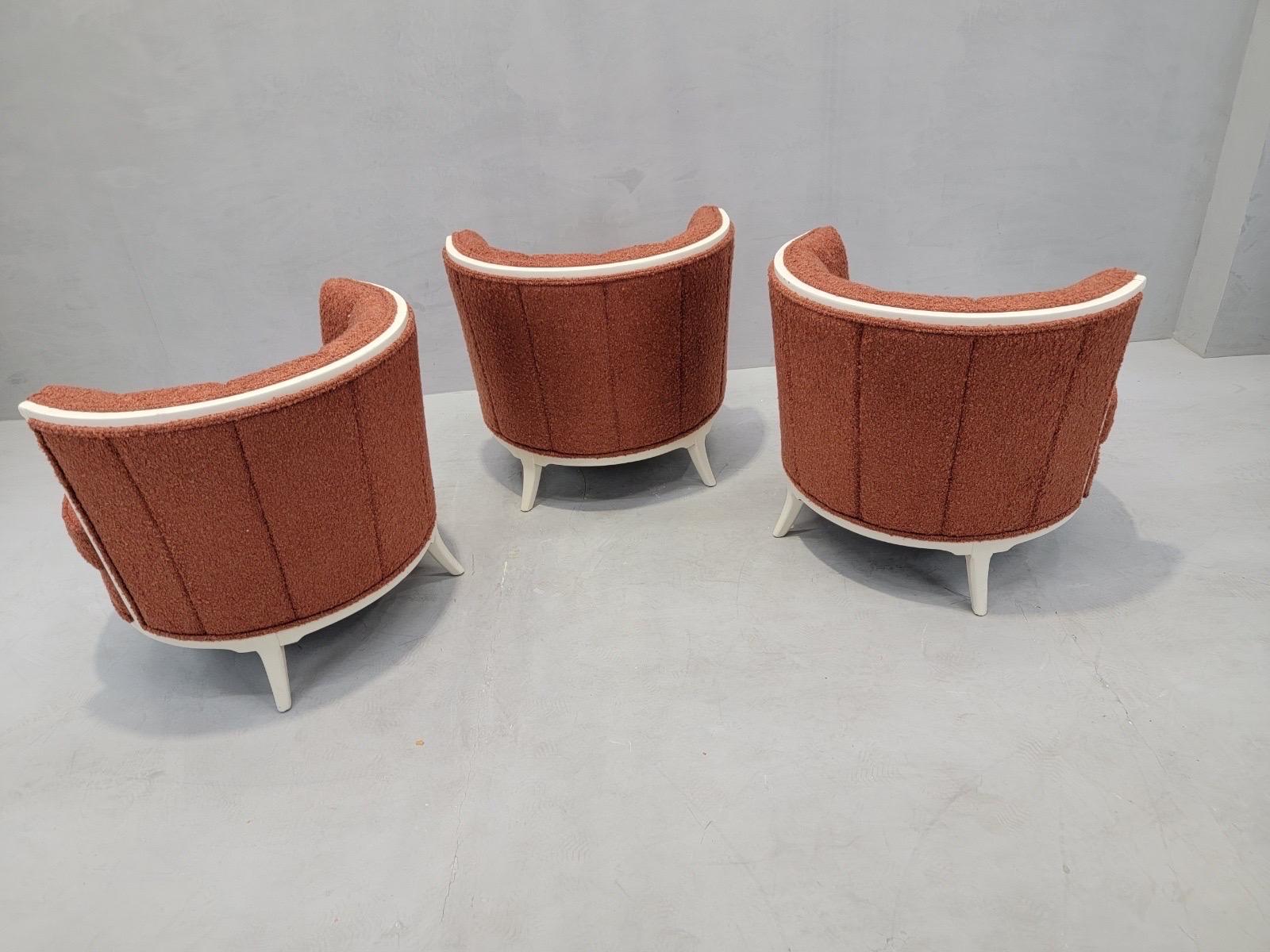 Art Deco Channel Barrel Back Club Chairs Newly Restored & Fully Upholstered in a Burnt-Orange Italian Wool Boucle - Set of 3 

Rehaussez votre espace de vie avec cet ensemble de trois fauteuils club Art déco à dossier en tonneau, méticuleusement