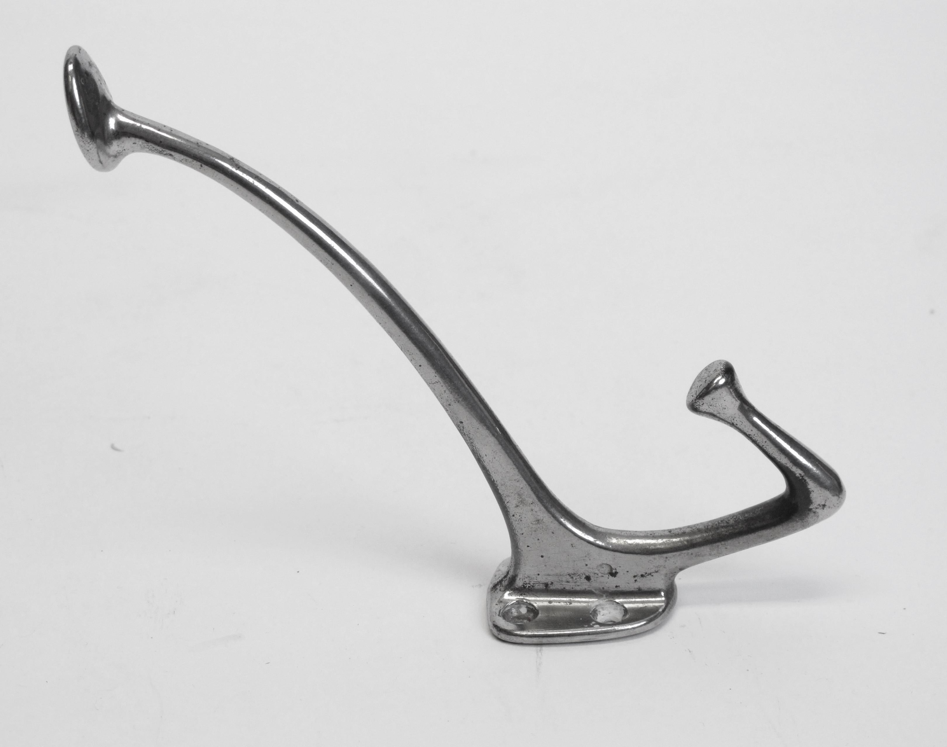 Crochet à vêtements conçu par Adolf Loos vers 1913
pour Car Capua à Vienne en Autriche.
Fabriqué en fer nickelé patiné.