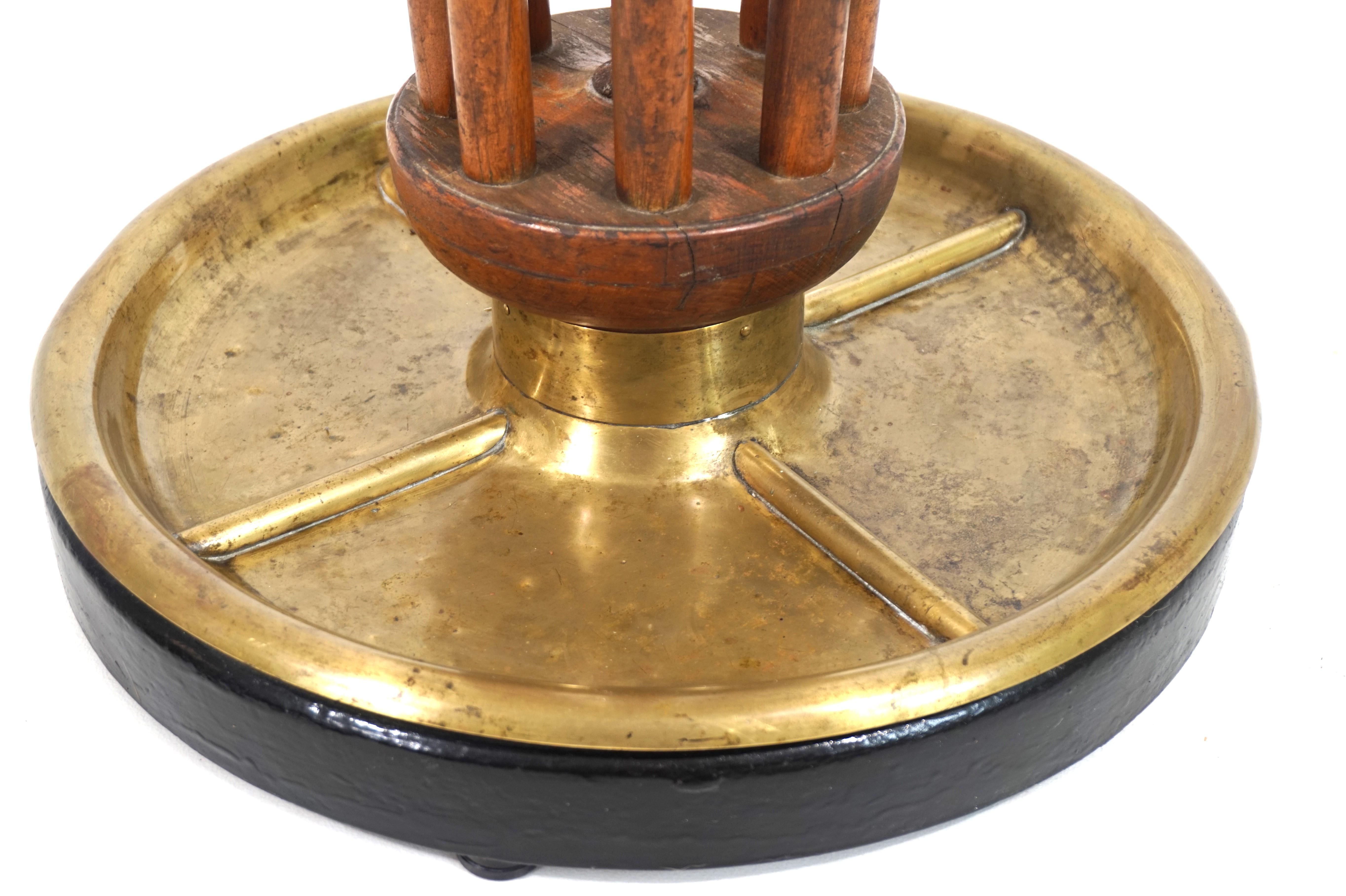 Appendiabiti in legno di faggio in ottime condizioni e con un'ottima patina. Gli otto puntoni di legno sono tutti avvitati e fissati. La corona dell'appendiabiti è composta da 8 ganci in ottone con ganci per cappelli, sotto c'è un anello con altri 8