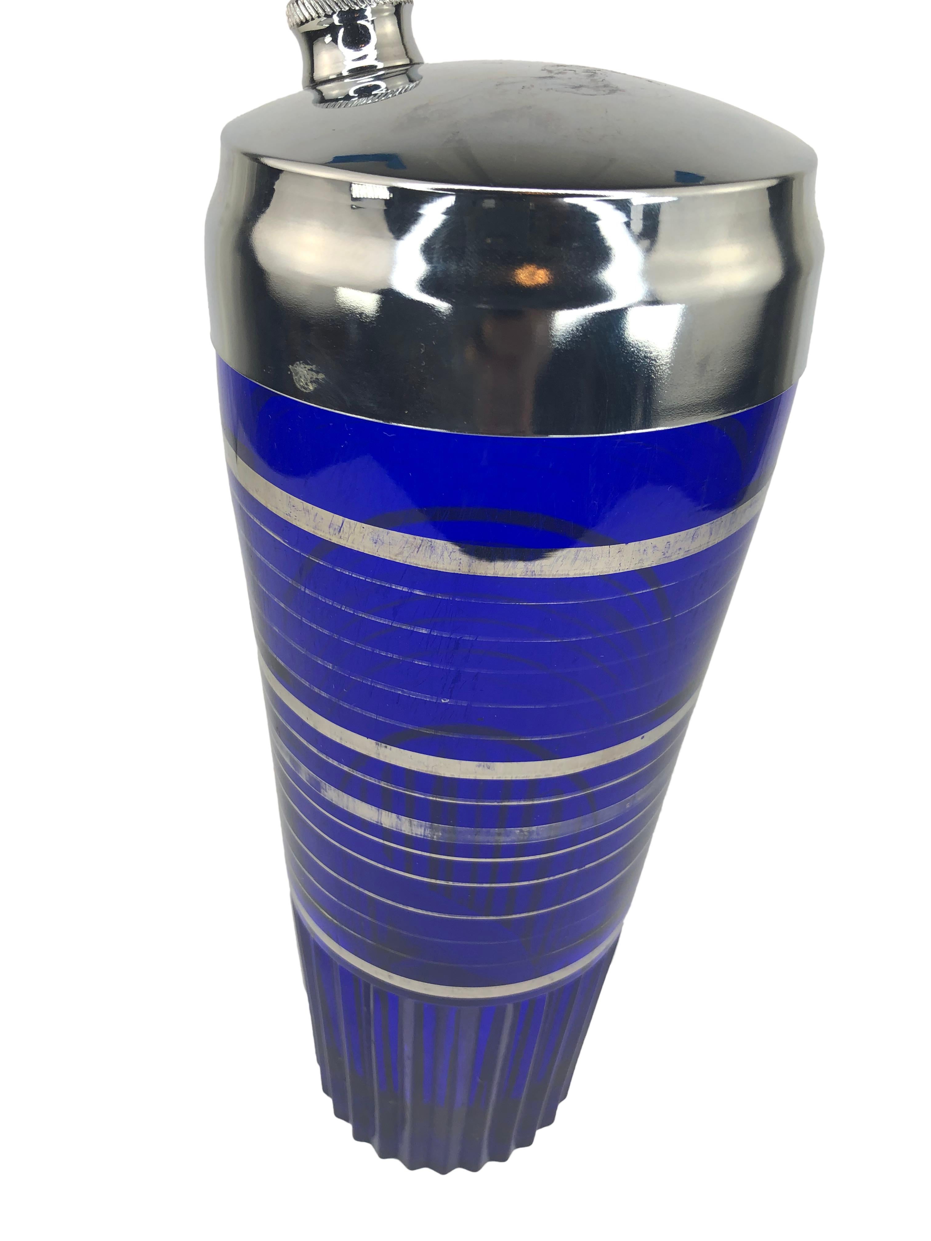 Shakers Art Déco bleu cobalt avec bandes argentées et base cannelée. Le Shakers a un petit éclat à la base, montré dans les photos. Usure de la finition argentée due à l'âge et à l'utilisation.
 8 1/4