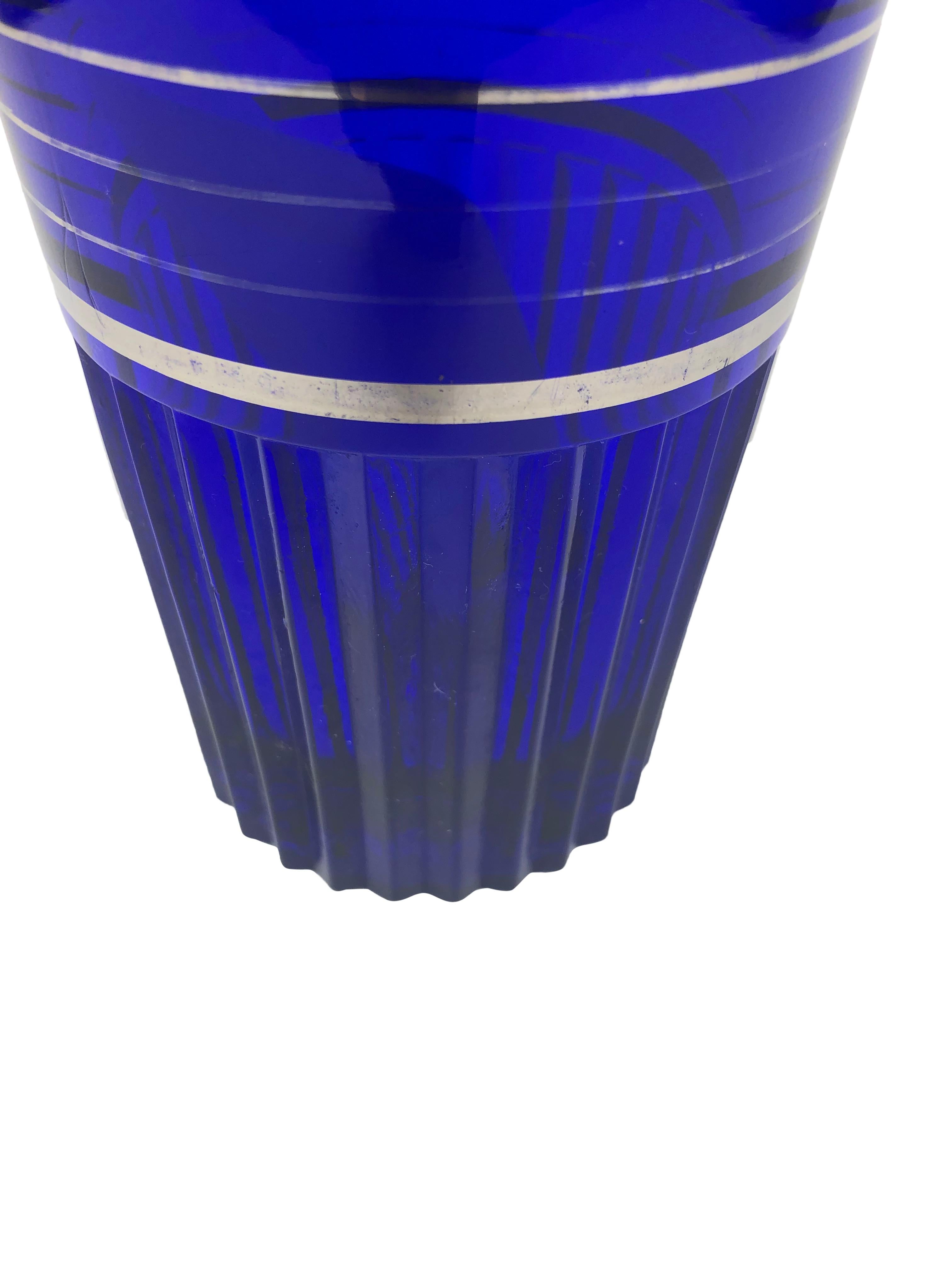 Kobaltblauer Art-Déco-Cocktailshaker mit Silberüberzugsbändern und geriffeltem Sockel (amerikanisch) im Angebot