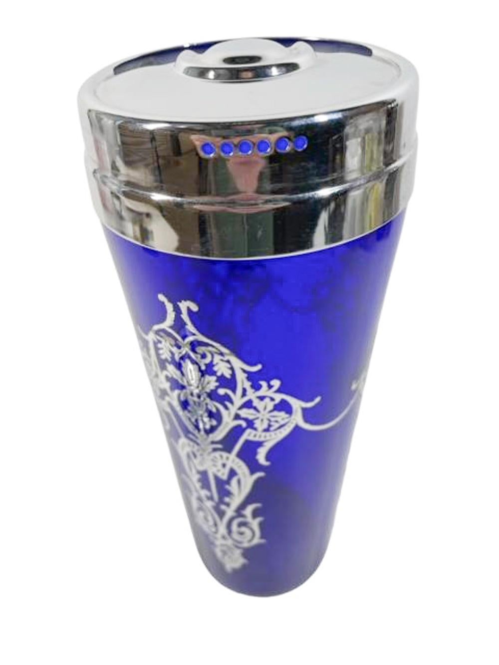Art Decó Coctelera de cristal azul cobalto con paneles de hojas estilizadas superpuestos en plata Estadounidense