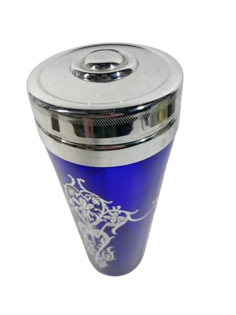 Art Decó Coctelera de cristal azul cobalto con paneles de hojas estilizadas superpuestos en plata siglo XX