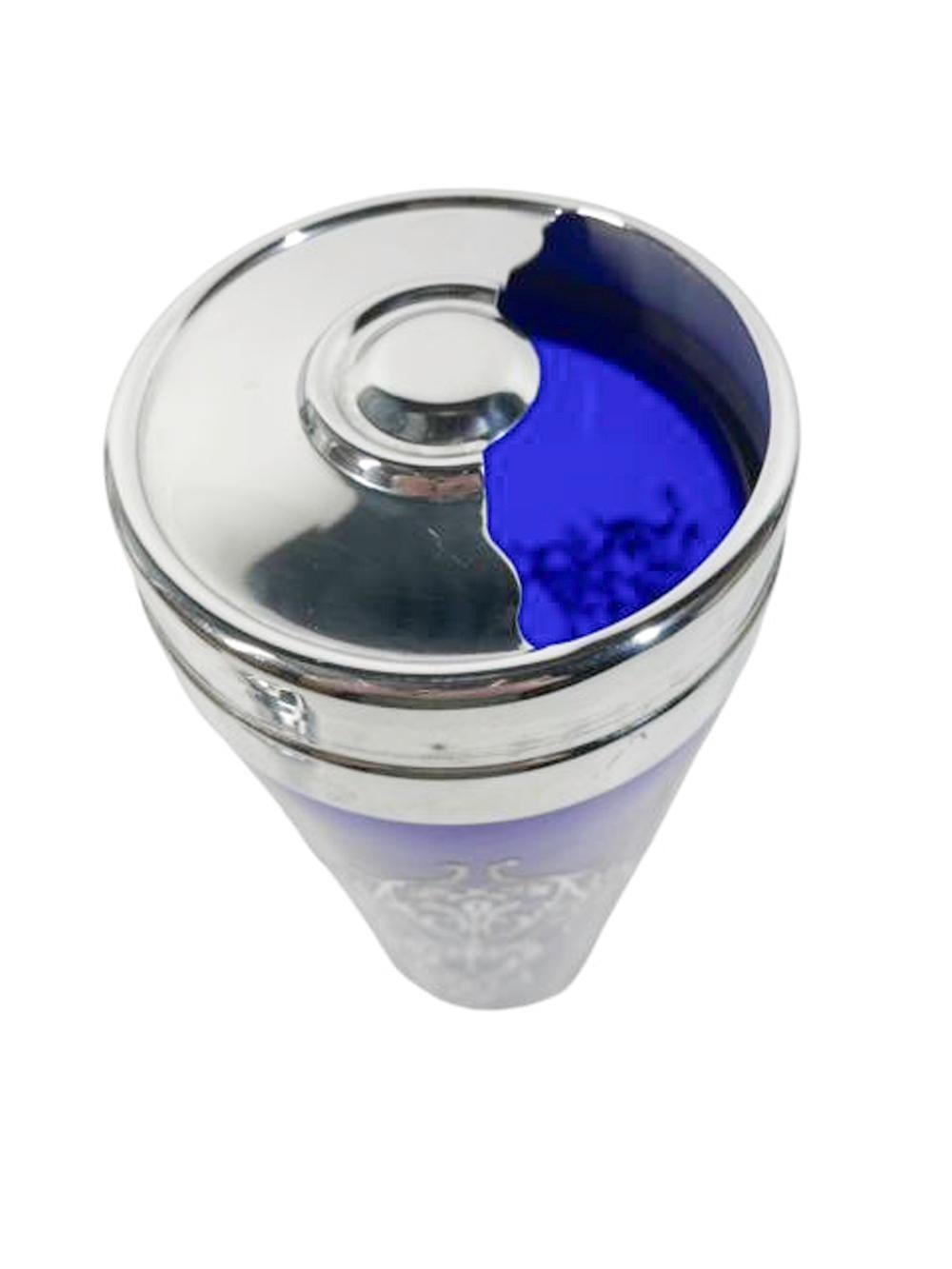 Art Decó Coctelera de cristal azul cobalto con paneles de hojas estilizadas superpuestos en plata Plata esterlina