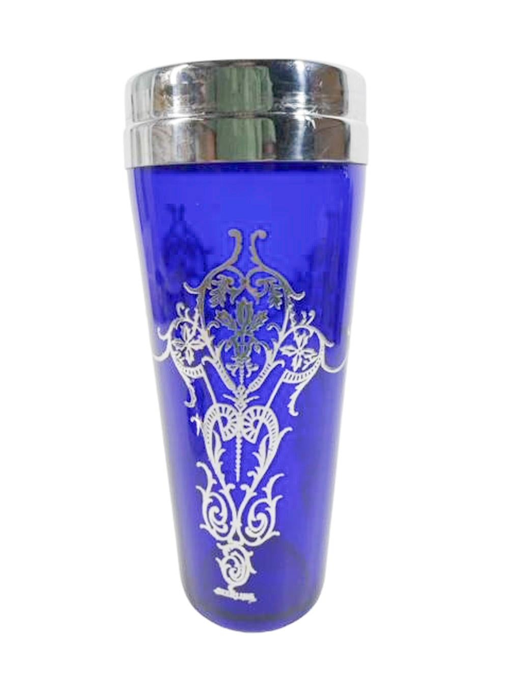 Art Decó Coctelera de cristal azul cobalto con paneles de hojas estilizadas superpuestos en plata 1