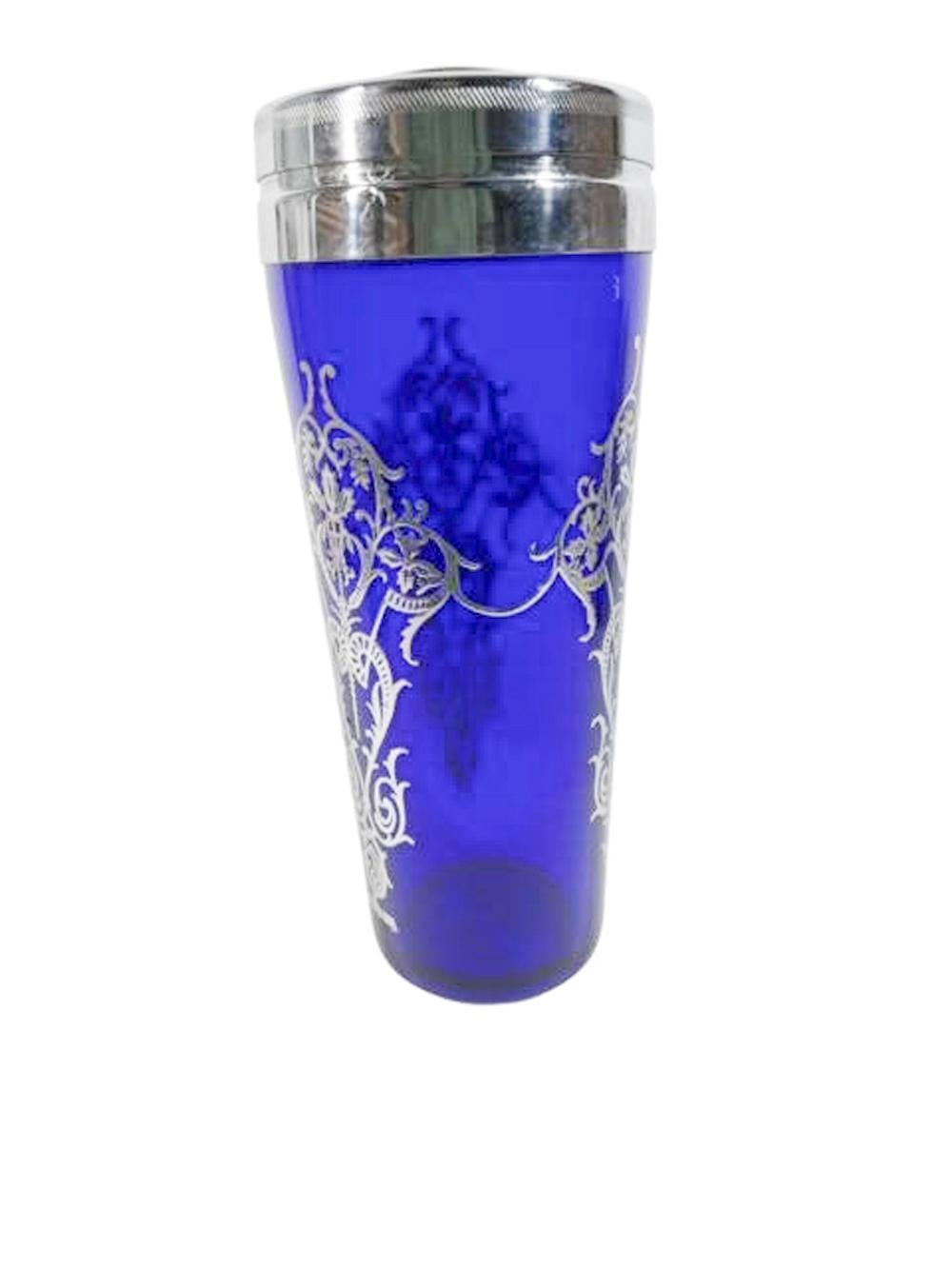 Art Decó Coctelera de cristal azul cobalto con paneles de hojas estilizadas superpuestos en plata 2