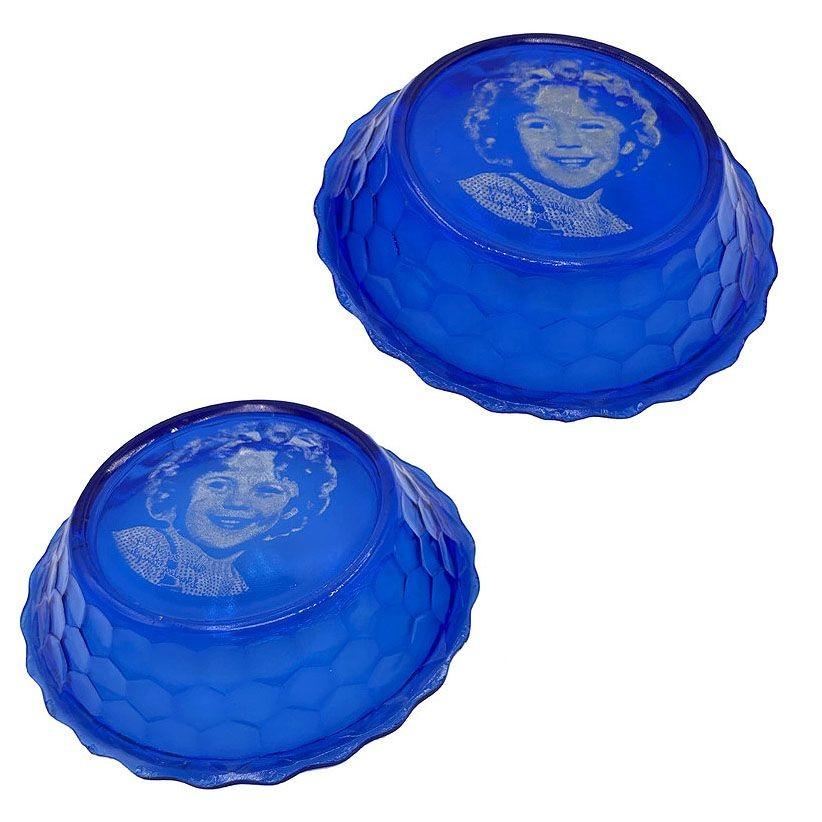 Originale ciotola decorativa in vetro blu cobalto Shirley Temple di Hazel-Atlas con un elegante design Art Deco con i suoi audaci disegni geometrici e la radiosa tonalità blu scuro. È stato prodotto come parte di una serie di memorabilia su licenza