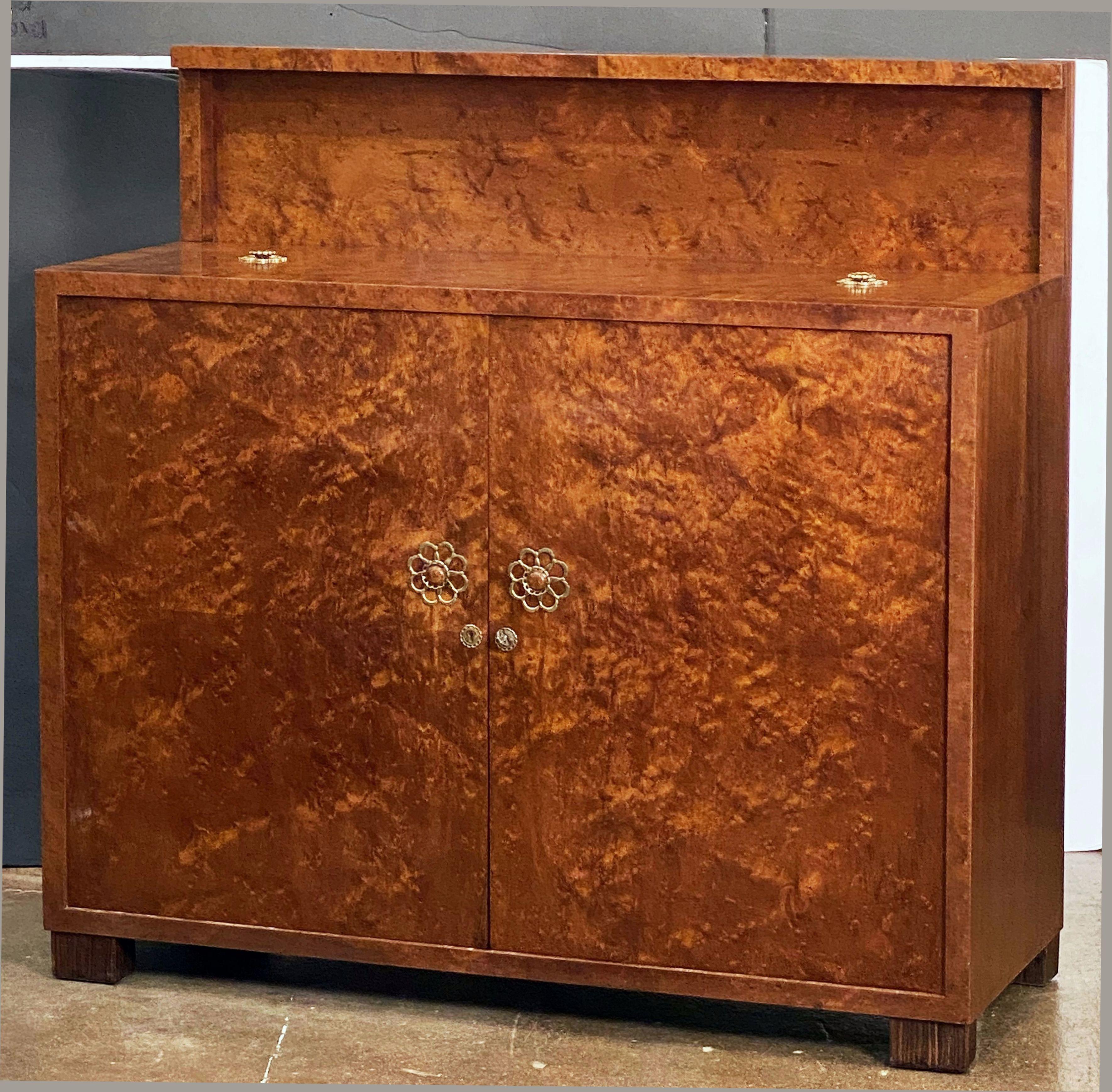 Art Deco Cocktail Bar or Drinks Cabinet of Amboyna and Mahogany from France In Good Condition In Austin, TX