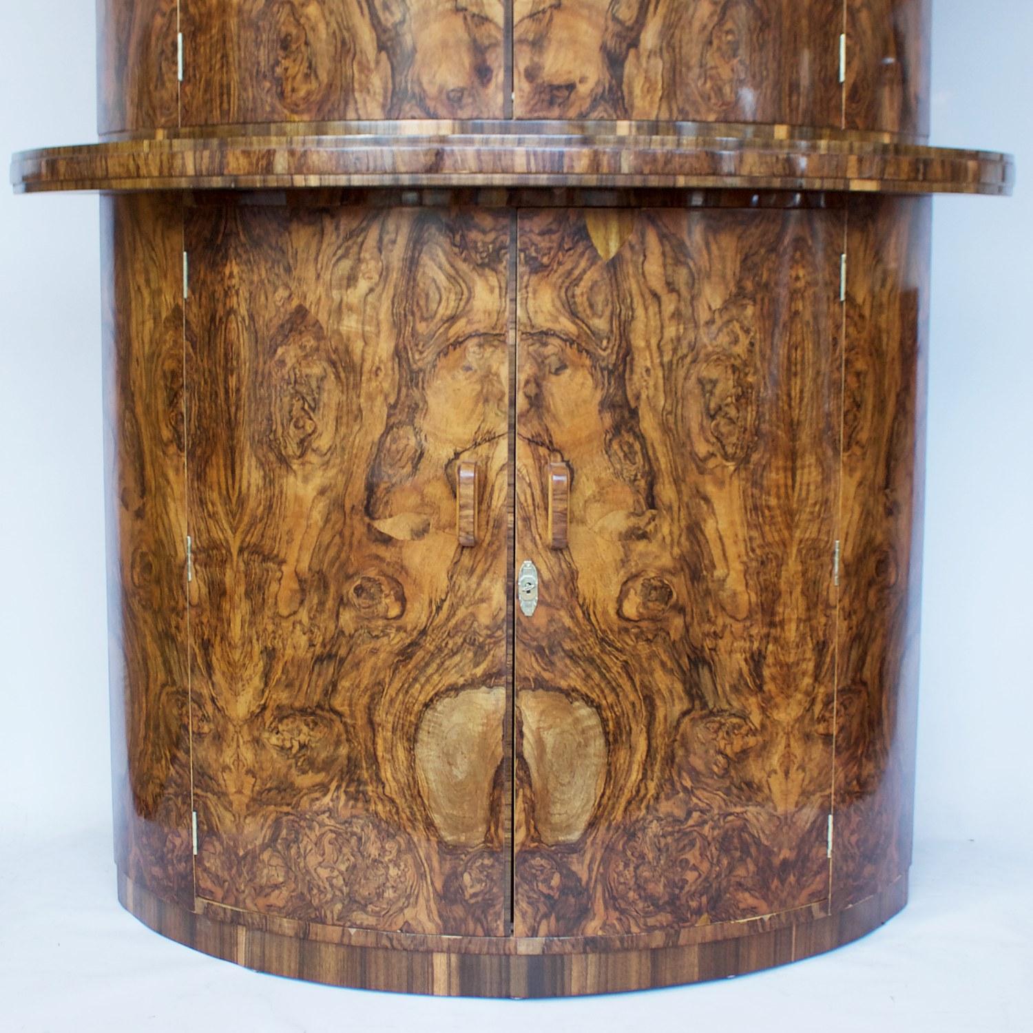 Noyer Cabinet de cocktail Art Déco par Gold Feather Products Anglais:: vers 1930