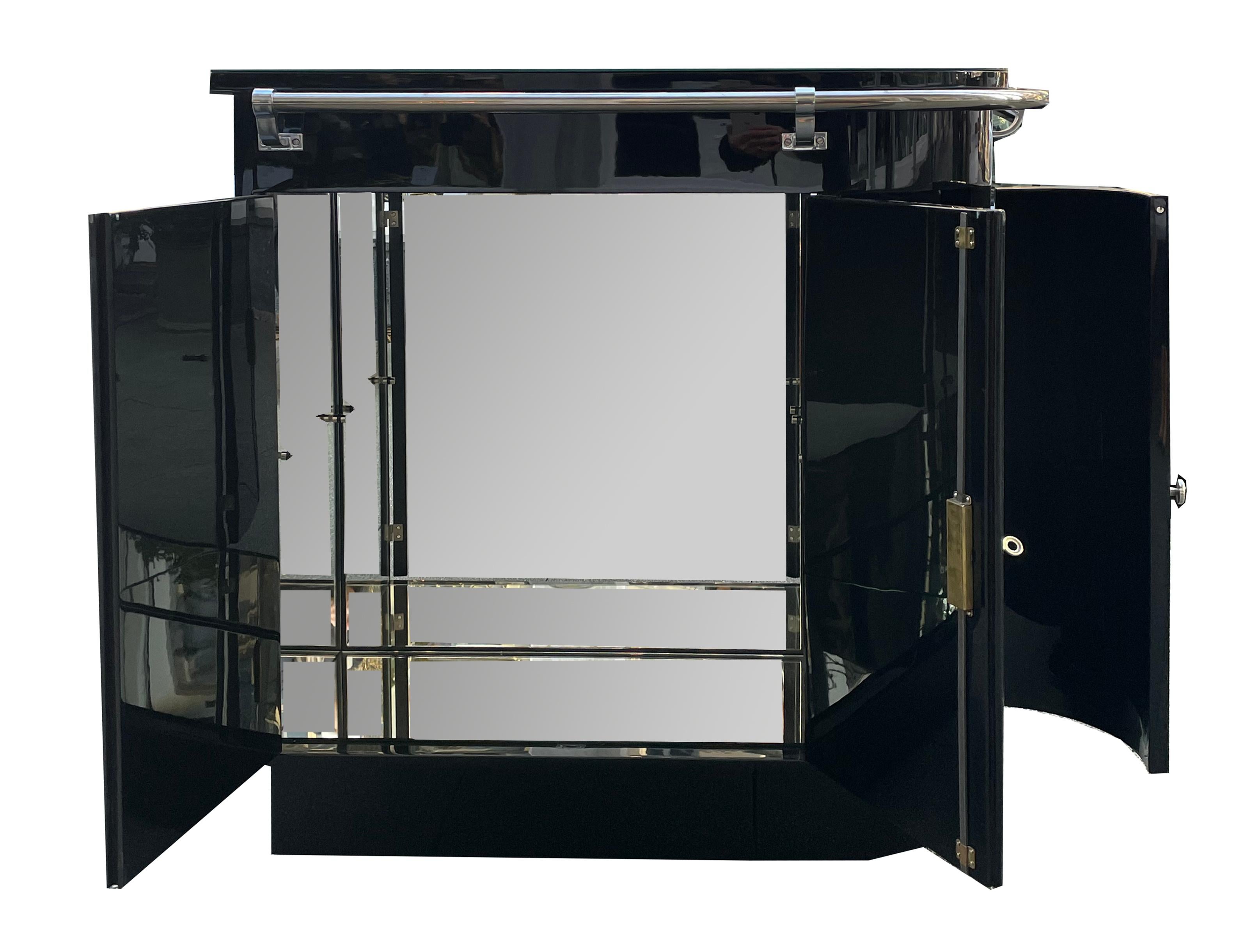 Mobile bar in stile Art Déco
Mobile da cocktail Art Deco originale con ringhiera, circa 1925

Un elegante mobile da cocktail del primo periodo dell'Art Déco. Presenta una finitura nera lucida e una ringhiera cromata continua e massiccia. La parte