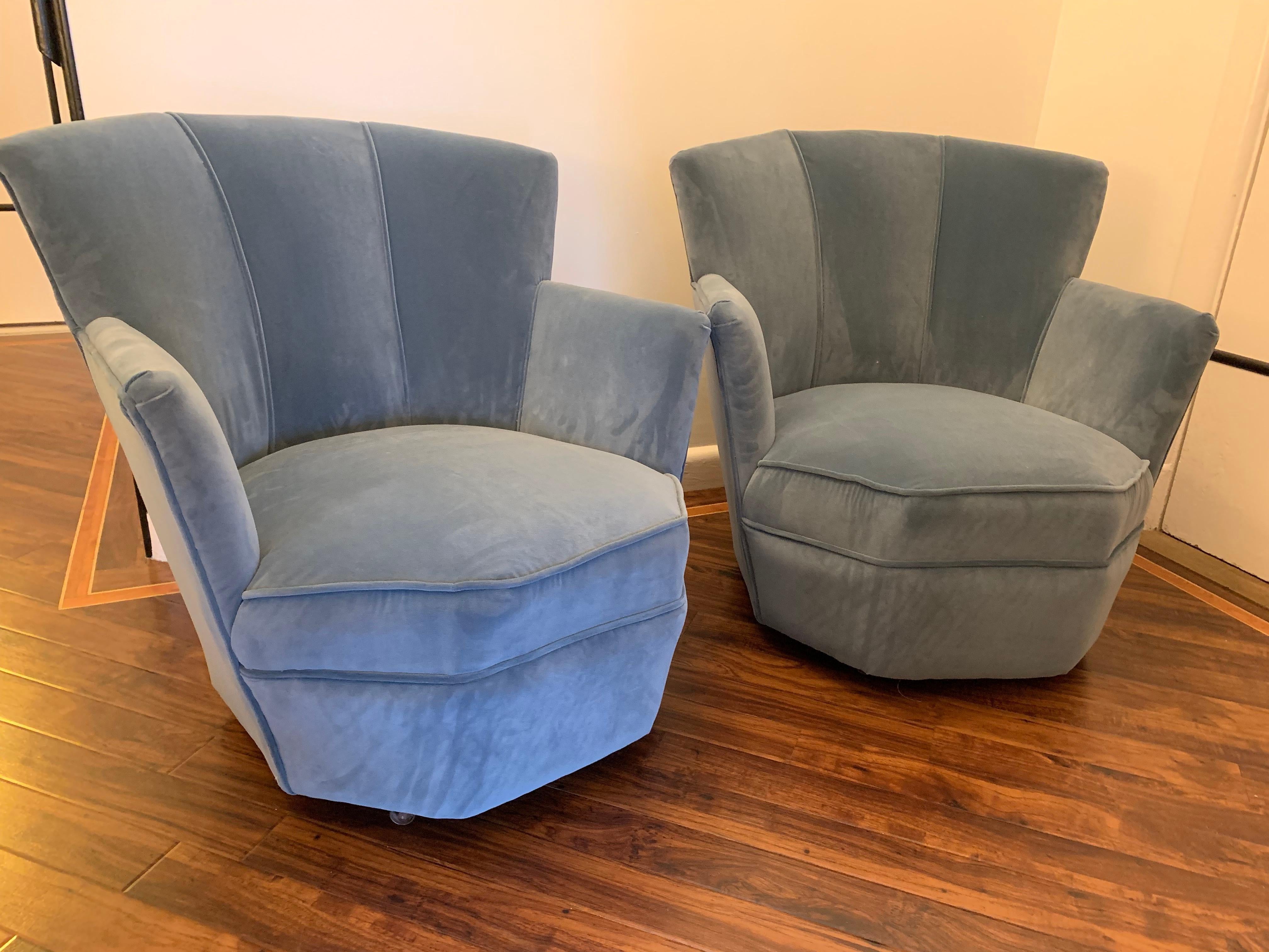 A pair of Art Deco cocktail chairs, with their original sprung seats have just been reupholstered in a soft powder blue velvet, so in excellent condition.

Each chair has its original castors.

Height of seat 33 cm

Dimensions:
Height 70 cm