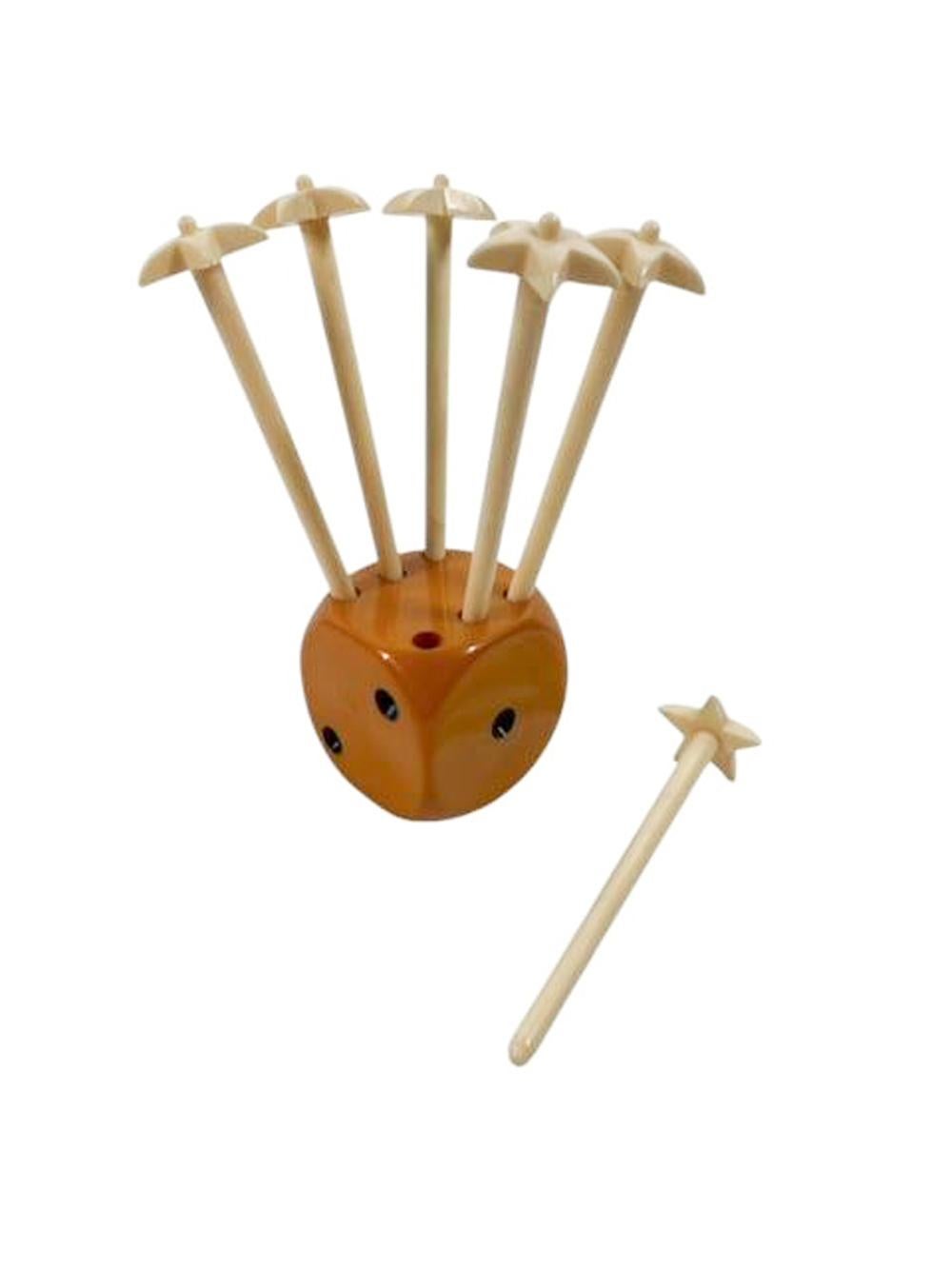 20ième siècle Batteurs à cocktail Art Déco en forme d'étoile dans un Stand en Bakélite sur le thème des dés en vente