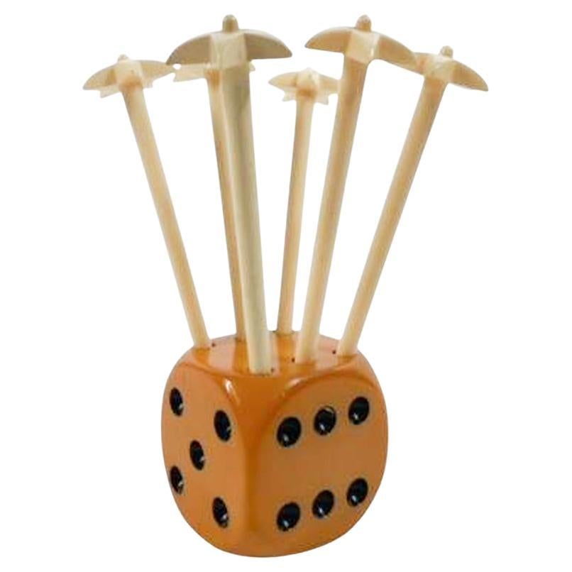 Cóctel Art Decó Muddlers de forma de estrella en un soporte de baquelita con temática de dados