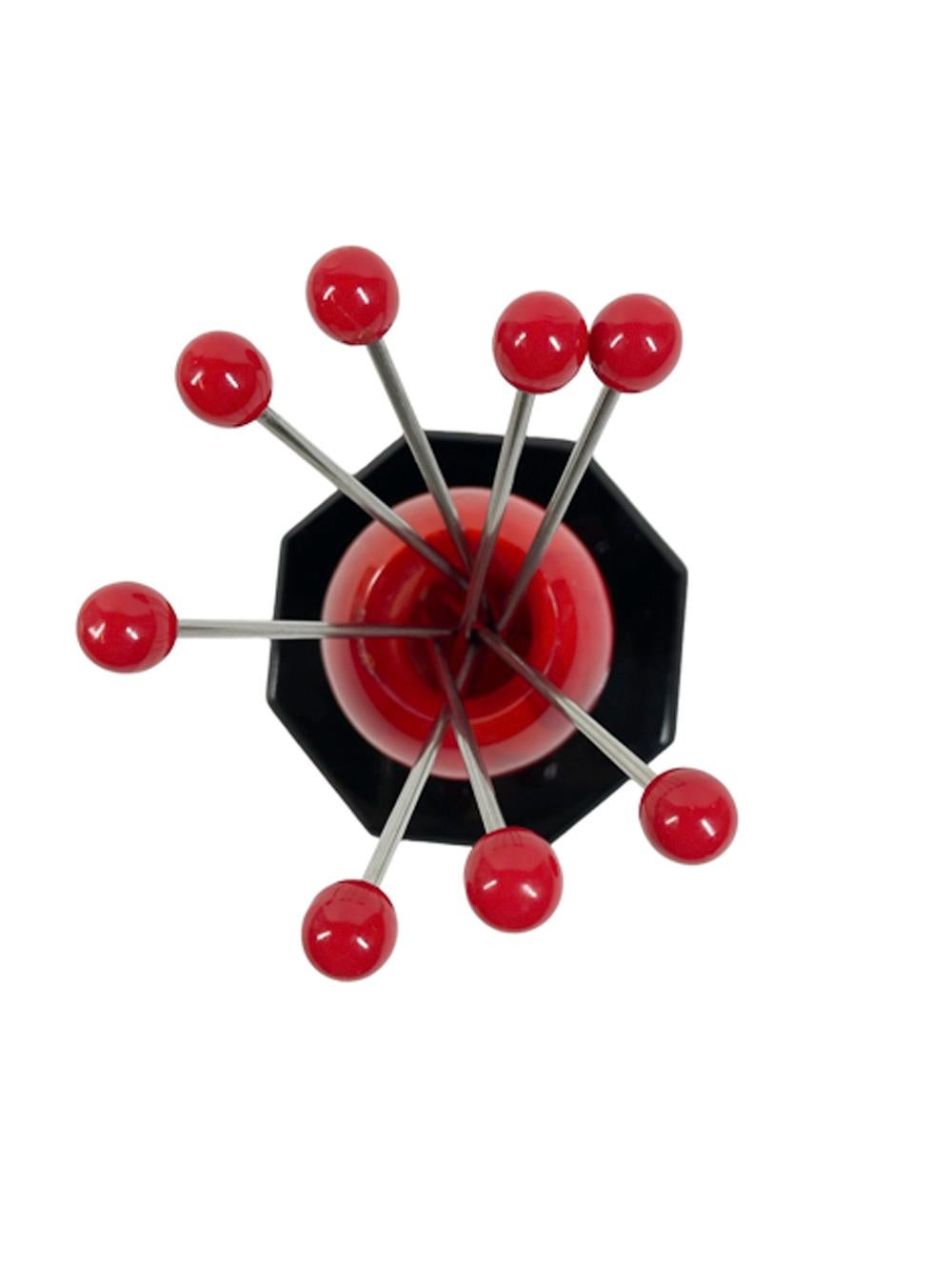 Art-Déco-Cocktail Picks in einer roten Bakelitkugel auf schwarzem achteckigen Sockel (Art déco) im Angebot