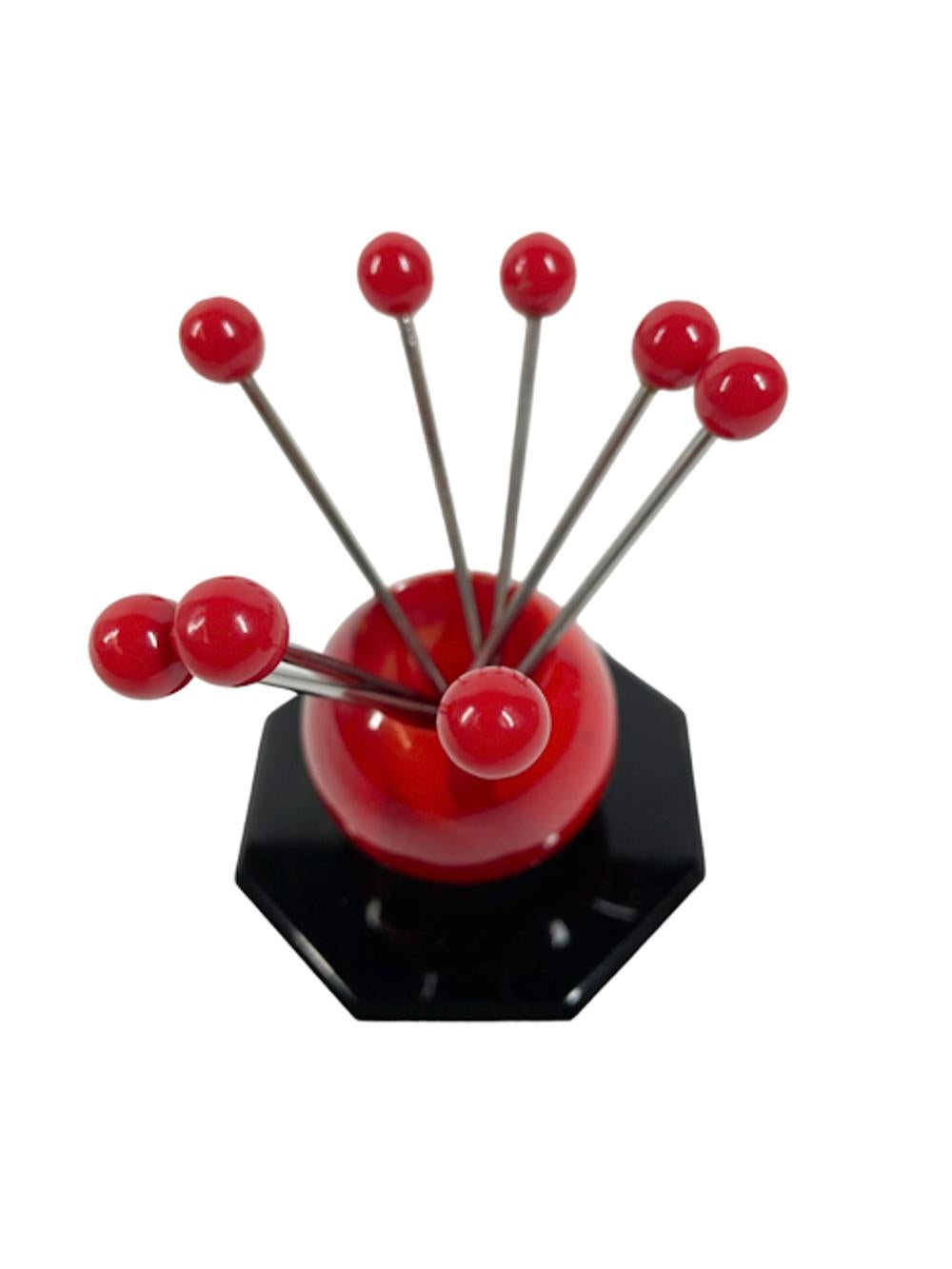 Art-Déco-Cocktail Picks in einer roten Bakelitkugel auf schwarzem achteckigen Sockel (Französisch) im Angebot