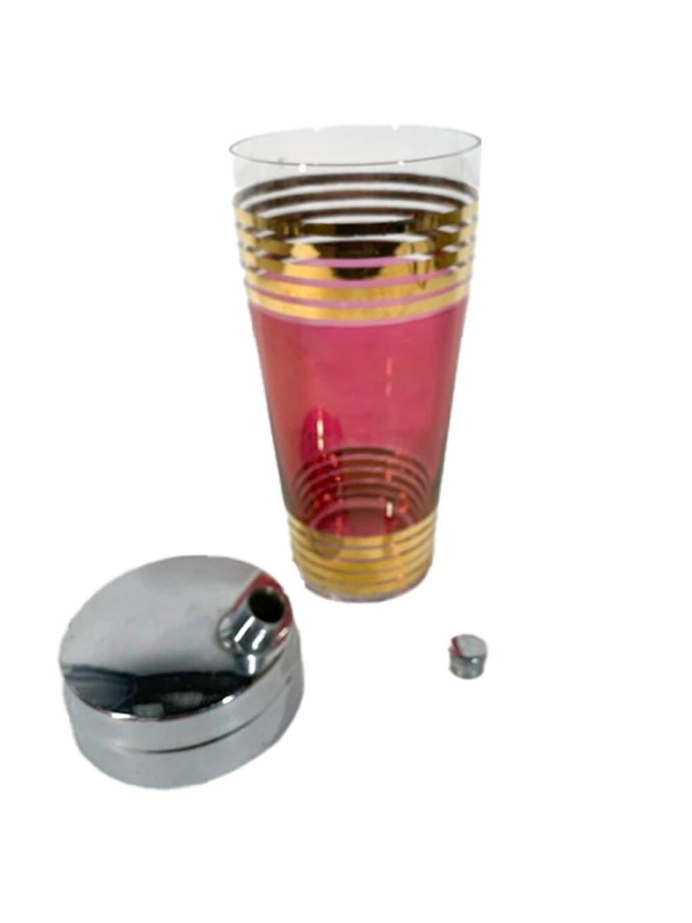 Américain Shaker cocktail Art Déco entre groupes d'anneaux en or 22 carats et rubis bouclés en vente