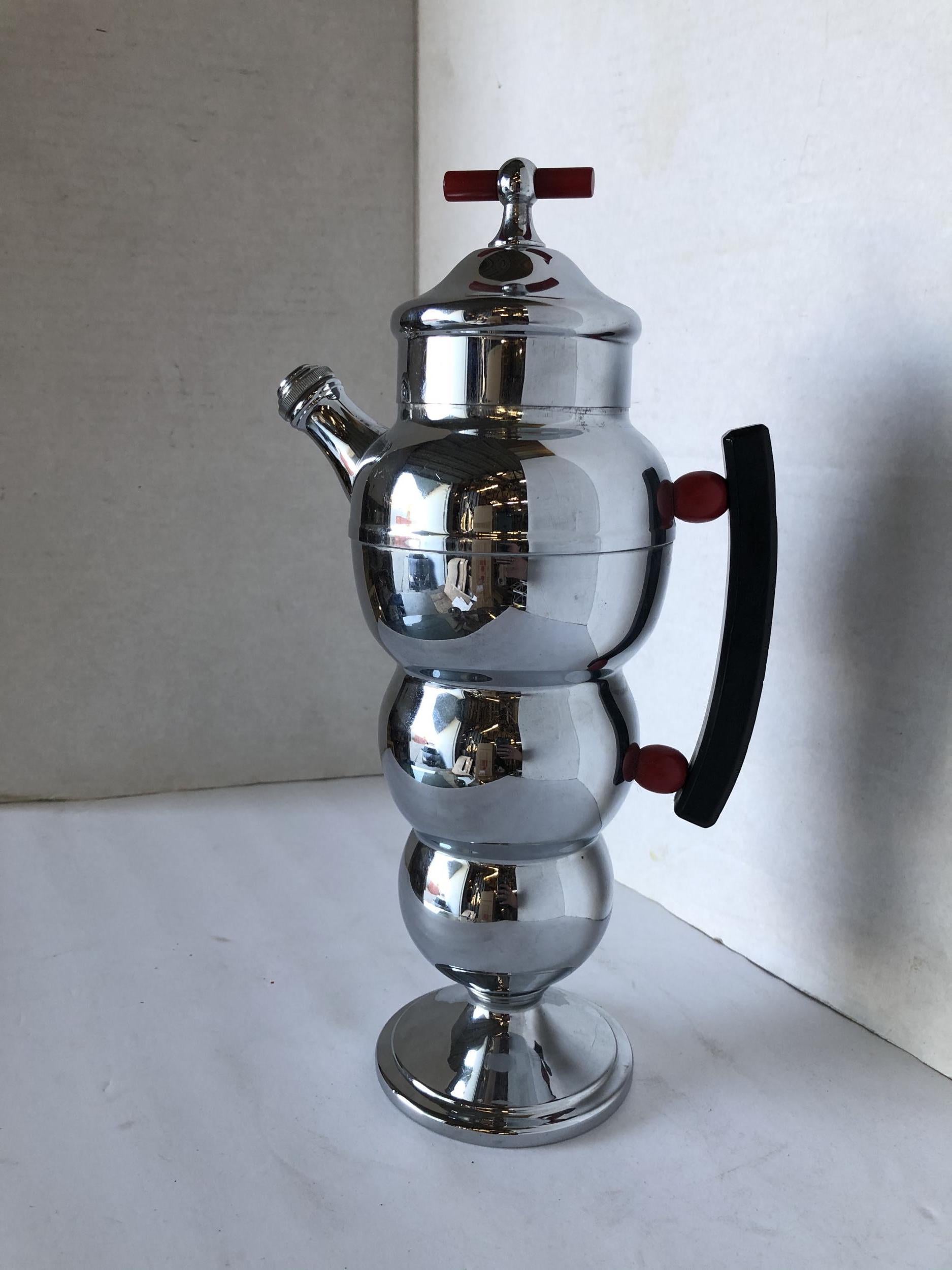 Mid-20th Century Art Deco Cocktail Shaker