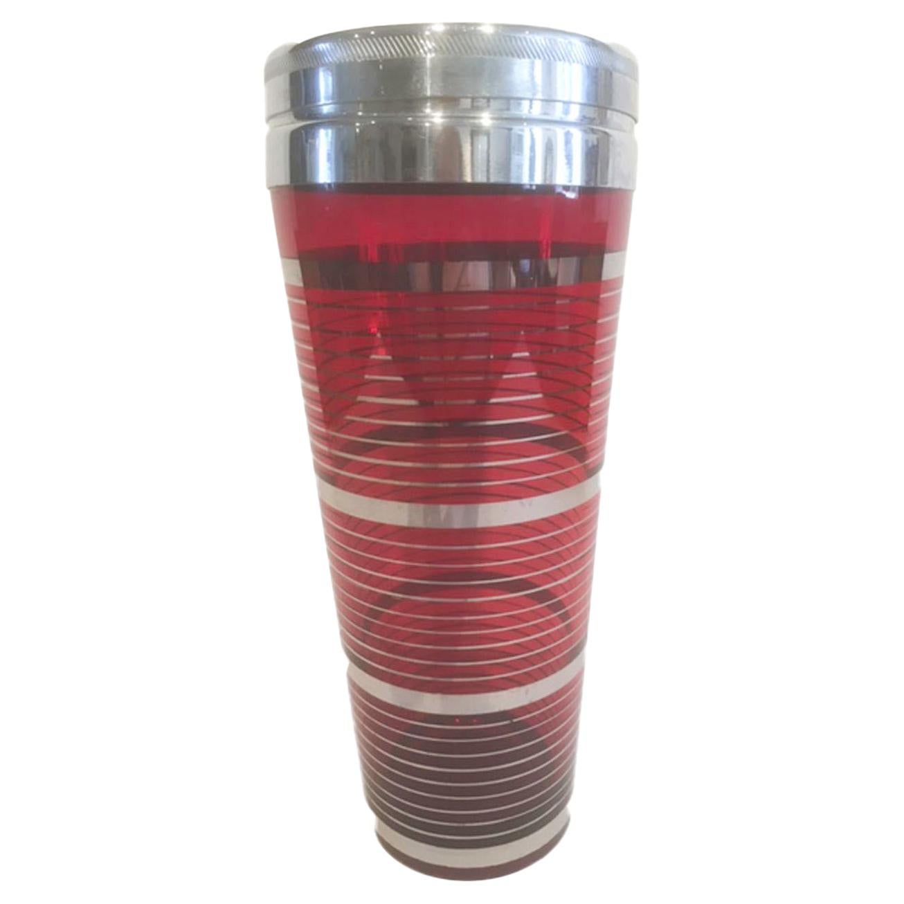 Shaker à cocktail Art Déco, verre rouge rubis avec bandes d'argent et couvercle chromé