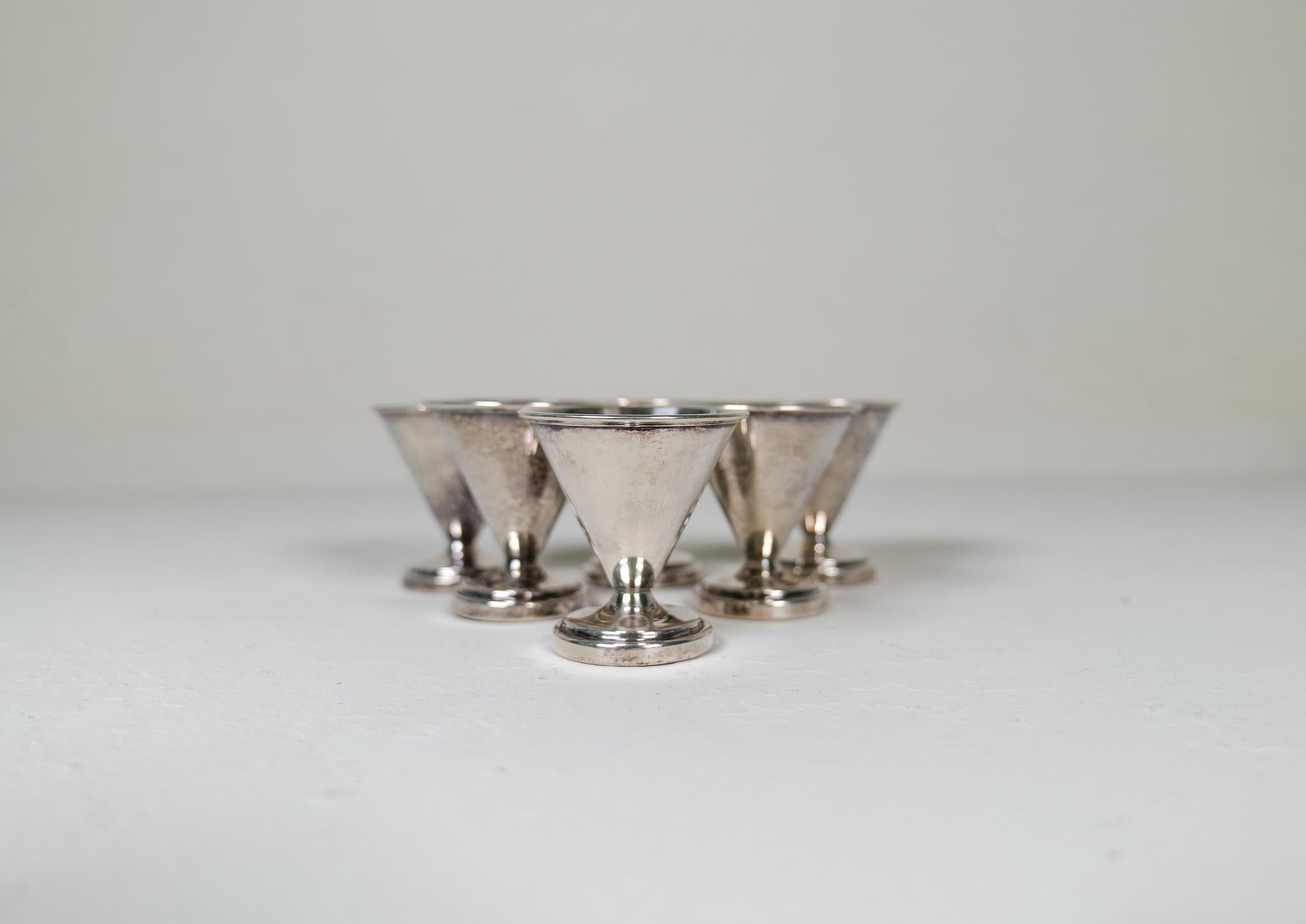 Art Deco Cocktail Shaker with 6 Small Glasses by Folke Arström, Sweden For Sale 3