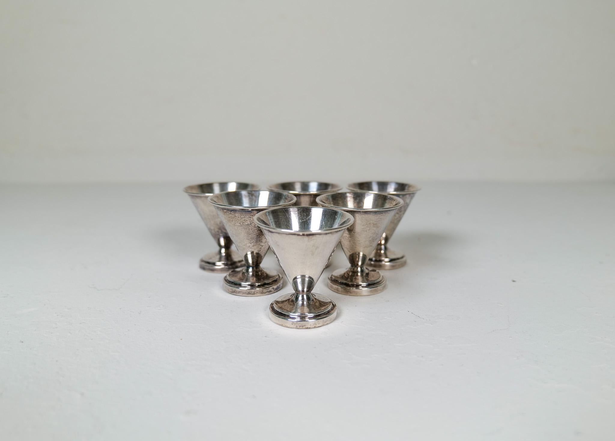 Art Deco Cocktail Shaker with 6 Small Glasses by Folke Arström, Sweden For Sale 5