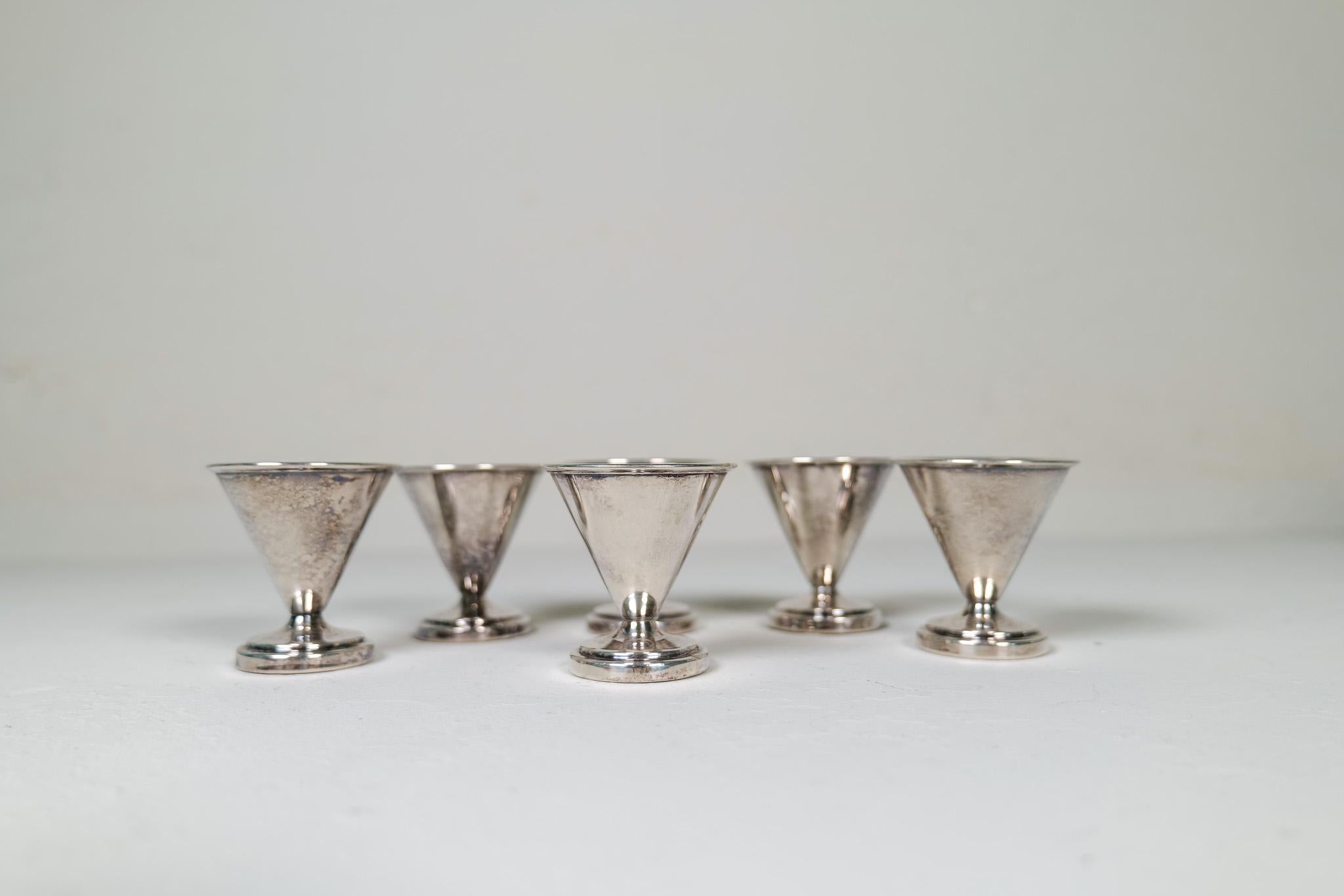 Art Deco Cocktail Shaker with 6 Small Glasses by Folke Arström, Sweden For Sale 5