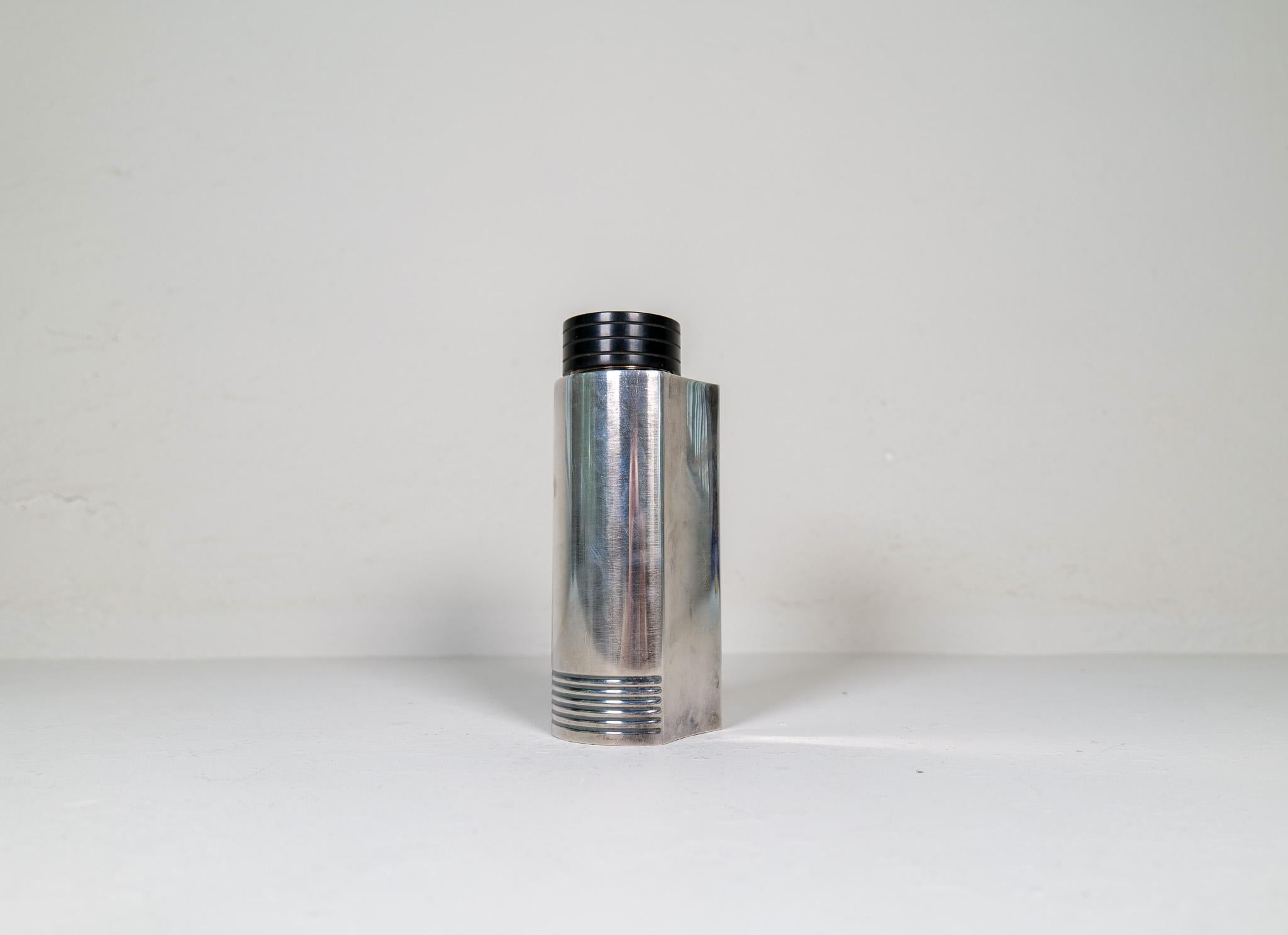 Wonderful, silver-plated Art Deco cocktail shaker and 6 small glasses. Designed by Folke Arström in Sweden 1936 and produced for GAB.  Polished or not these items are a great edition to any bar or place where there is a sophisticated party. 

Good