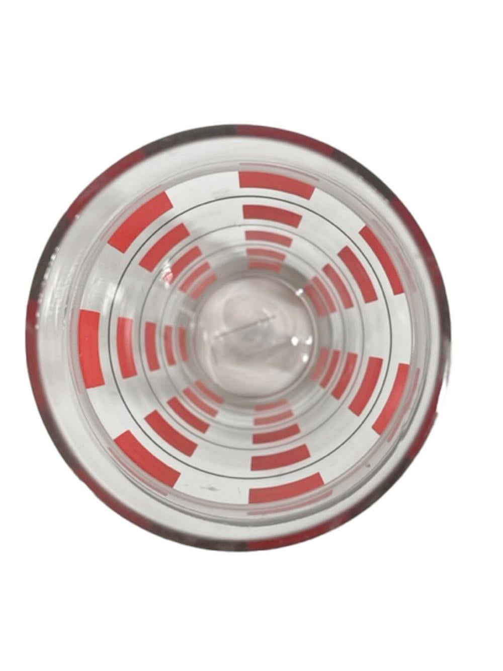 Großer Art-Deco-Cocktailshaker aus Klarglas mit schmalen schwarzen Linien zwischen Bändern aus roten Quadraten und einem verchromten, gewölbten Deckel mit integriertem Sieb.