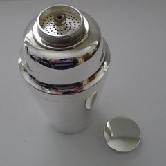 Coctelera Art Decó con rompehielos de Walker & Hall, 1928