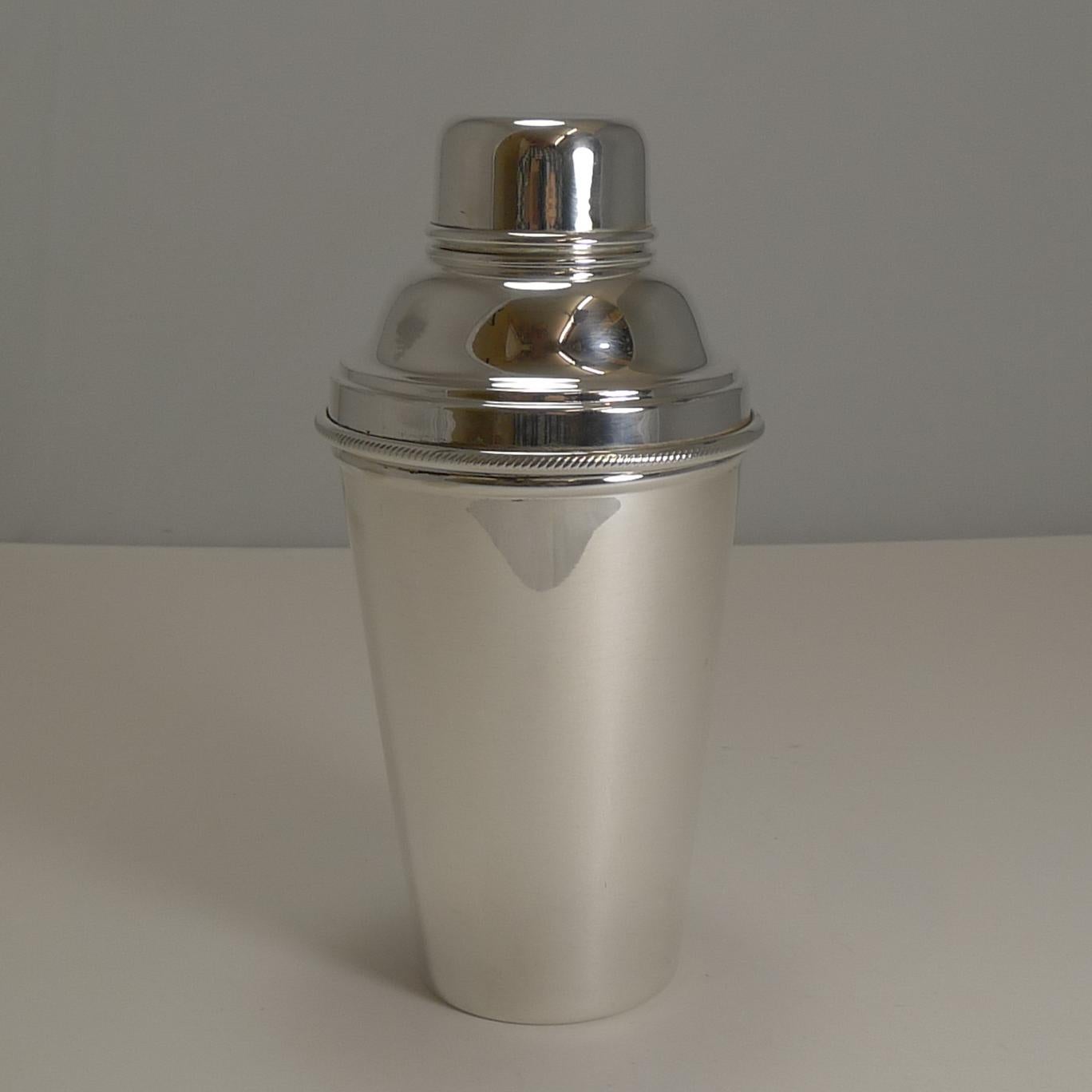 Art Deco Cocktail Shaker with Lemon Squeezer, Goldsmith's & Silversmiths In Good Condition In Bath, GB