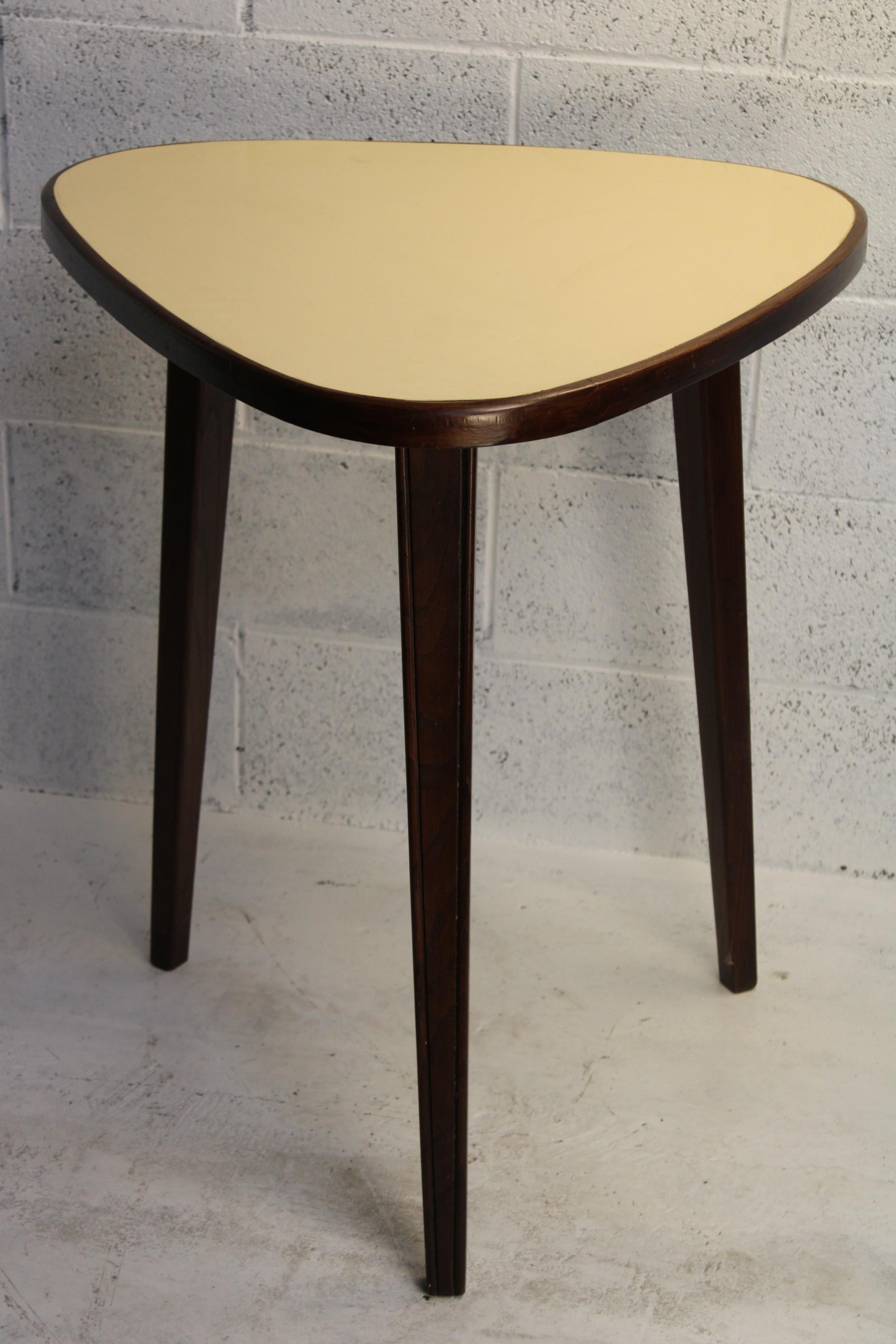 Vintage coffee or cocktail  table circa 1970 in mahogany and in very good condition. Italian coffee table, beautiful piece . in very good condition.
will be shipped inside a crate
storage and also container shipping also possible