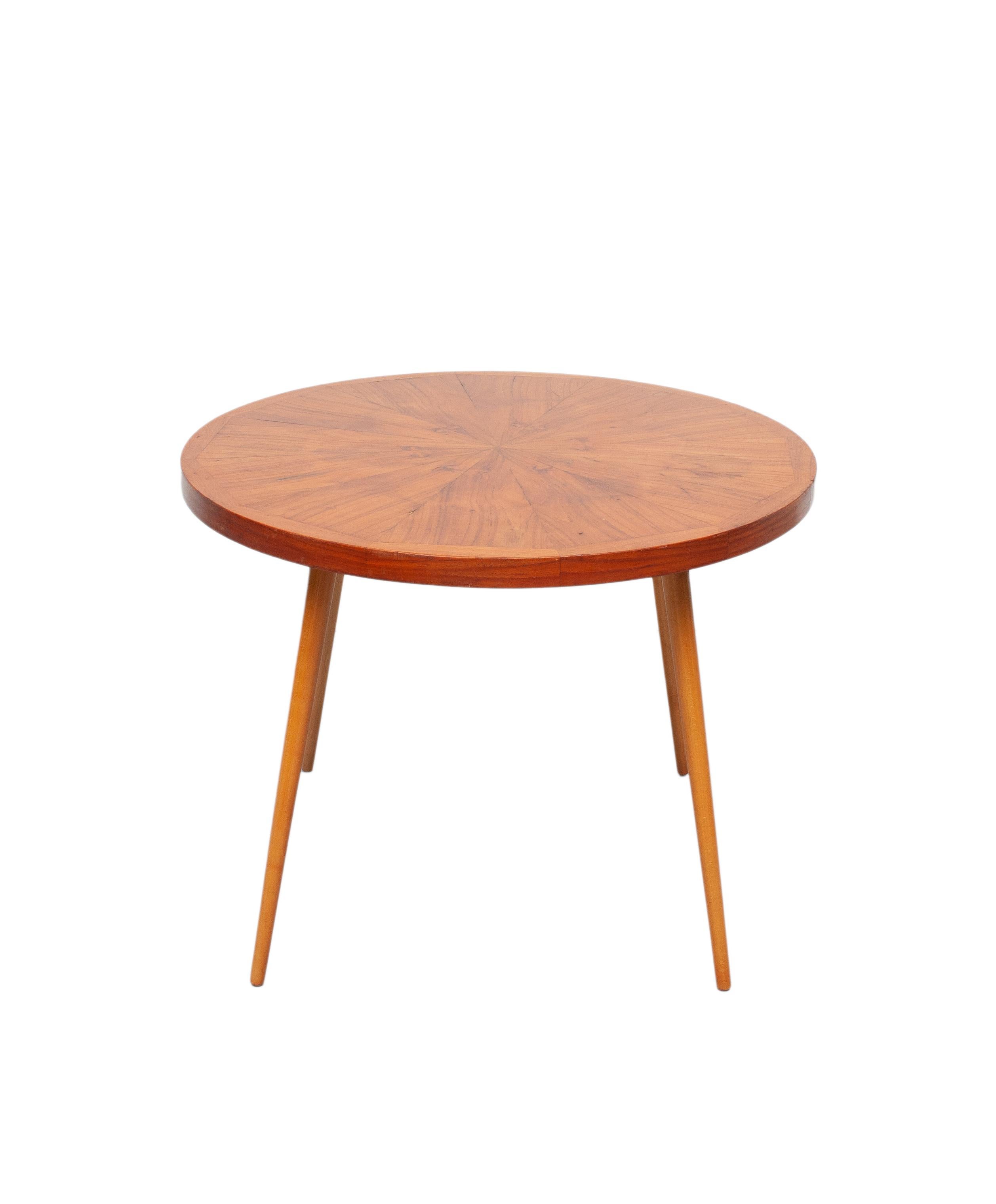 Schöner Art-Deco-Cocktailtisch. Wurzelholzfurnierte Platte mit strahlenförmigem Muster.
Hoch auf seinen eleganten Beinen. Hübsche Farbe.
