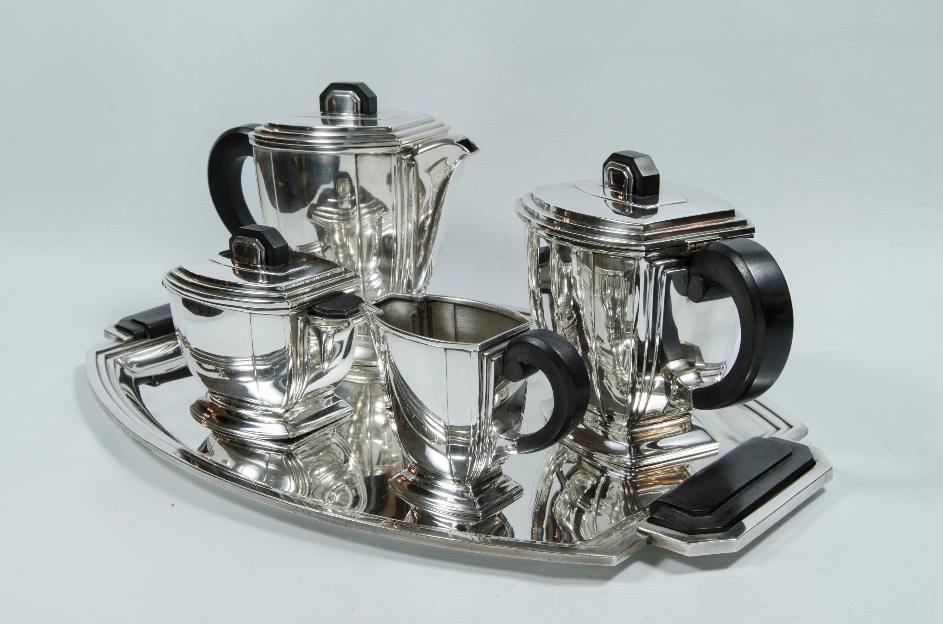 Art Deco coffee and tea set
Ravinet Denfert (goldsmith D, Hermes)
Circa 1925 Origin France
silver plated
perfect condition tray with ebony handles
the largest piece is 21 cm x 18 cm x 14 cm
tray 55 cm x 36 cm
gross weight 3136 kg.