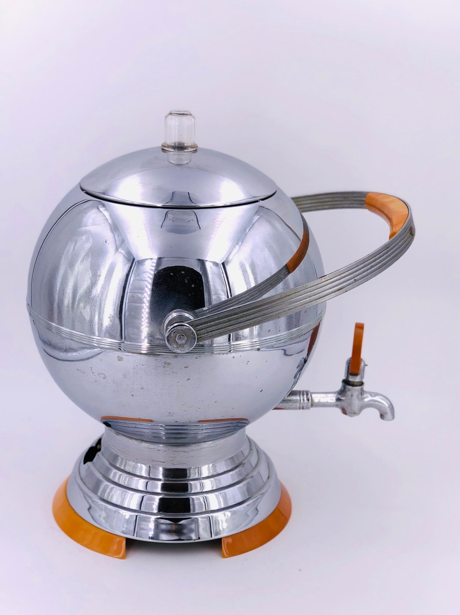 An interesting 1930s American Art Deco aluminum and orange bakelite coffee percolator by Manning Bowman. The spherical percolator has bakelite handle, turn knob and base. Filters and cable included. In working condition.