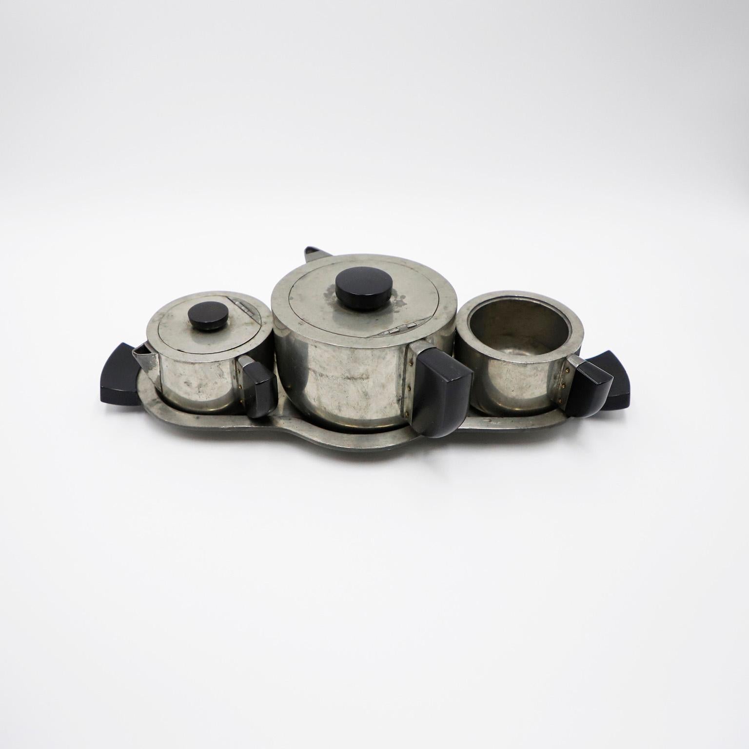 CIRCA 1960, bieten wir dieses Art Deco Kaffeeset aus Bakelit und Zinn an, mit fantastischer Patina.